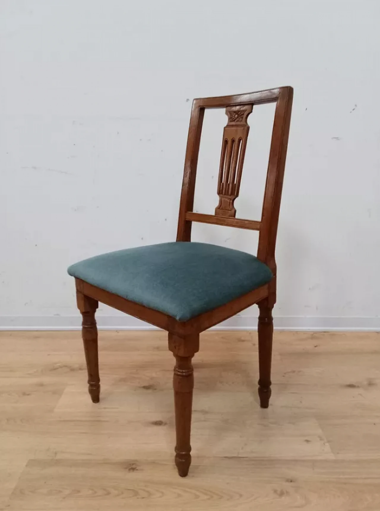 Louis XVI chair in walnut, late 18th century 4