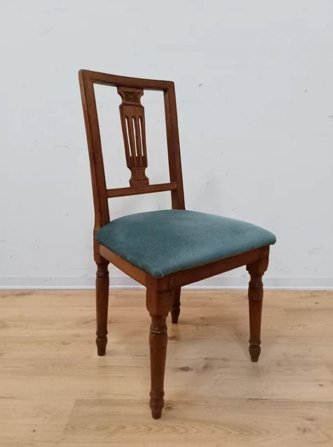 Louis XVI chair in walnut, late 18th century 5