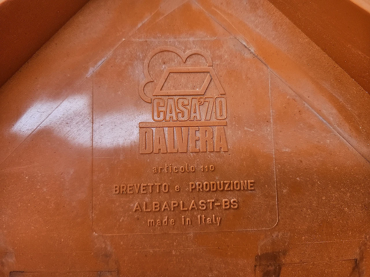 Sedie in plastica della collezione Casa'70 di Albaplast per Dal Vera 19