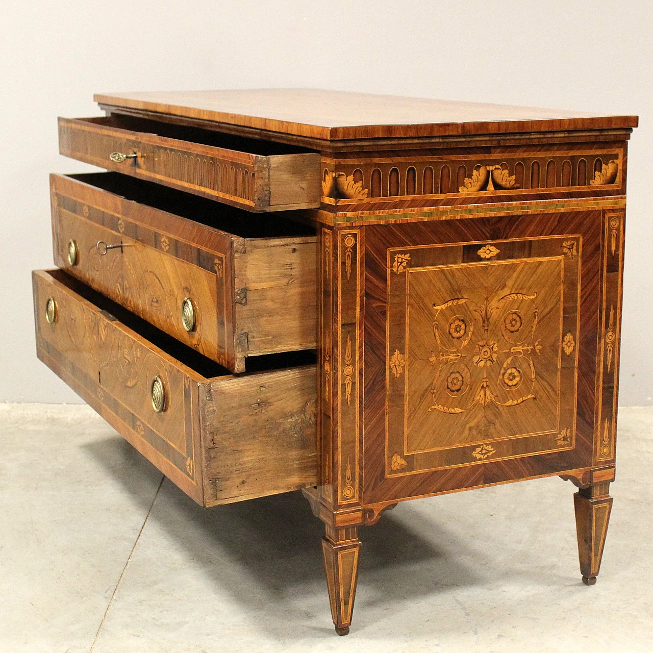 Louis XVI chest of drawers with three drawers in walnut, 18th century 1