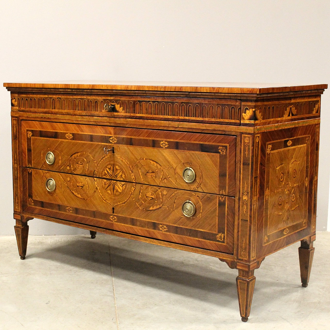 Louis XVI chest of drawers with three drawers in walnut, 18th century 3