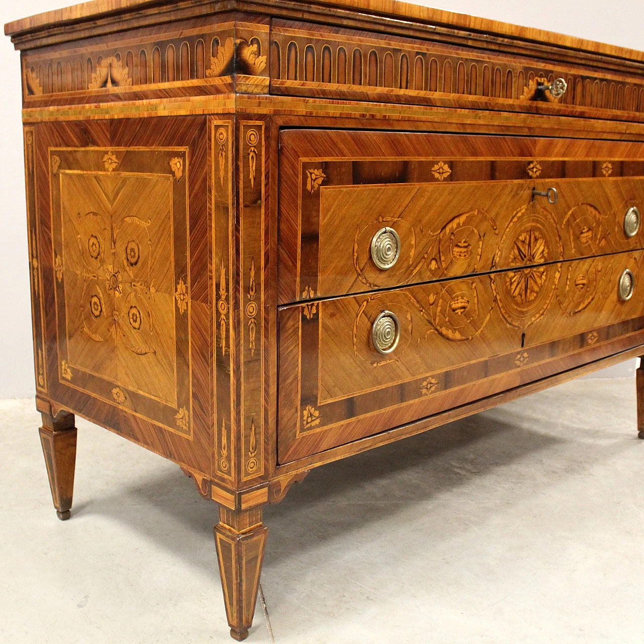 Louis XVI chest of drawers with three drawers in walnut, 18th century 4