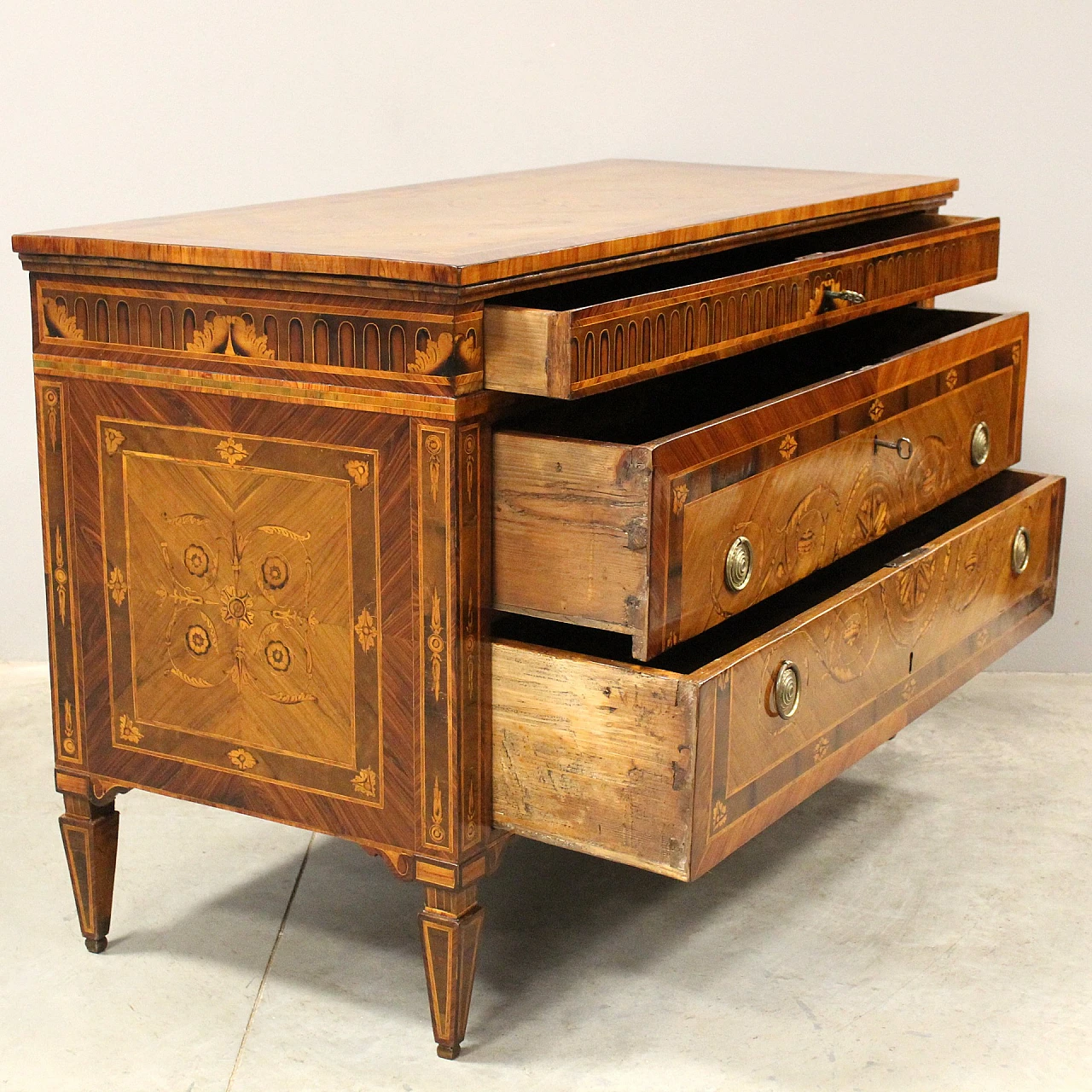 Louis XVI chest of drawers with three drawers in walnut, 18th century 5