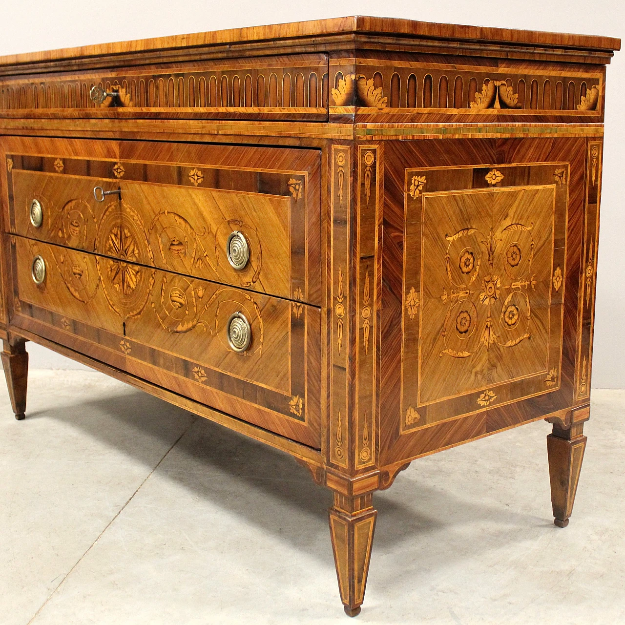 Louis XVI chest of drawers with three drawers in walnut, 18th century 6