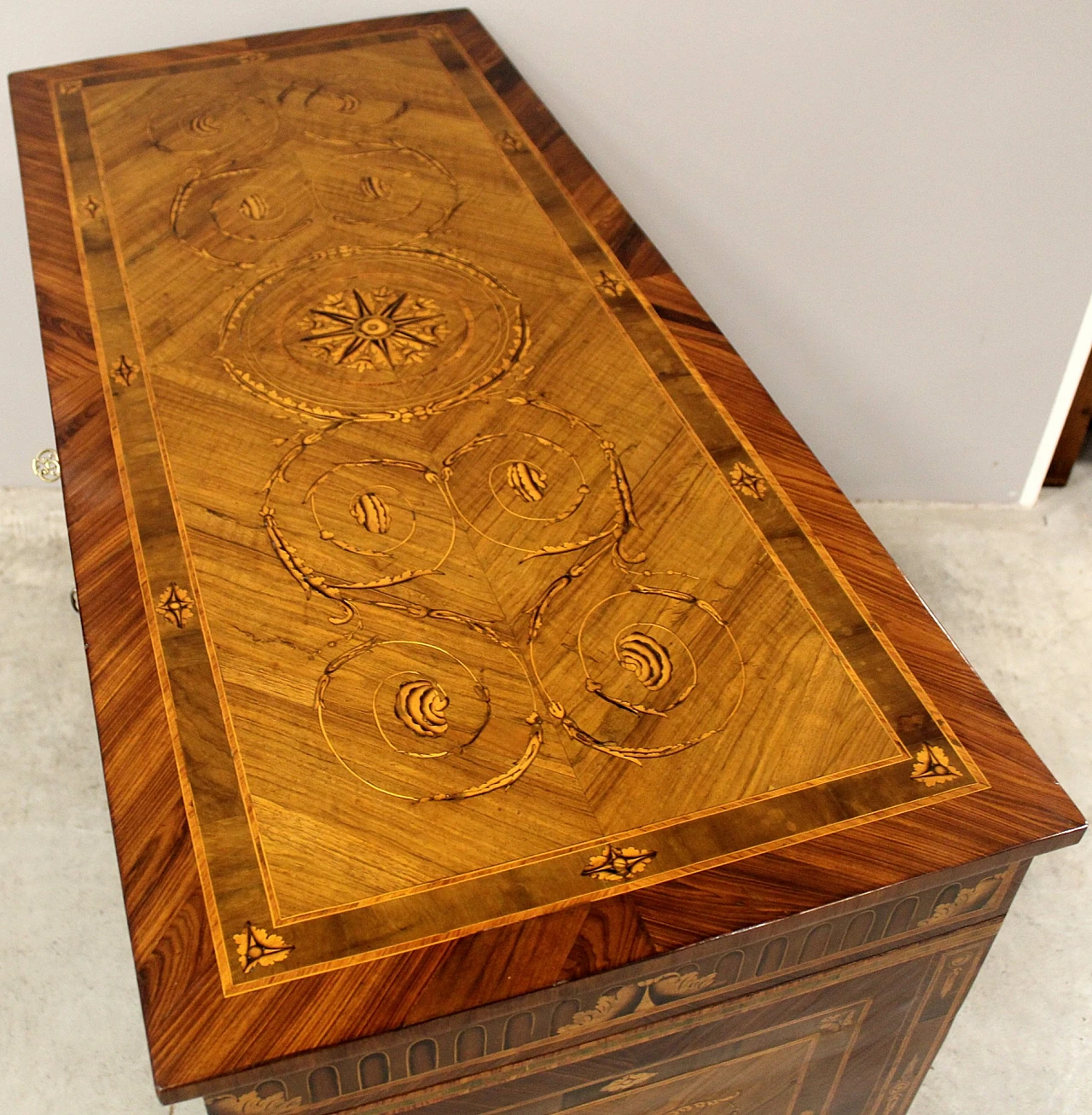 Louis XVI chest of drawers with three drawers in walnut, 18th century 9