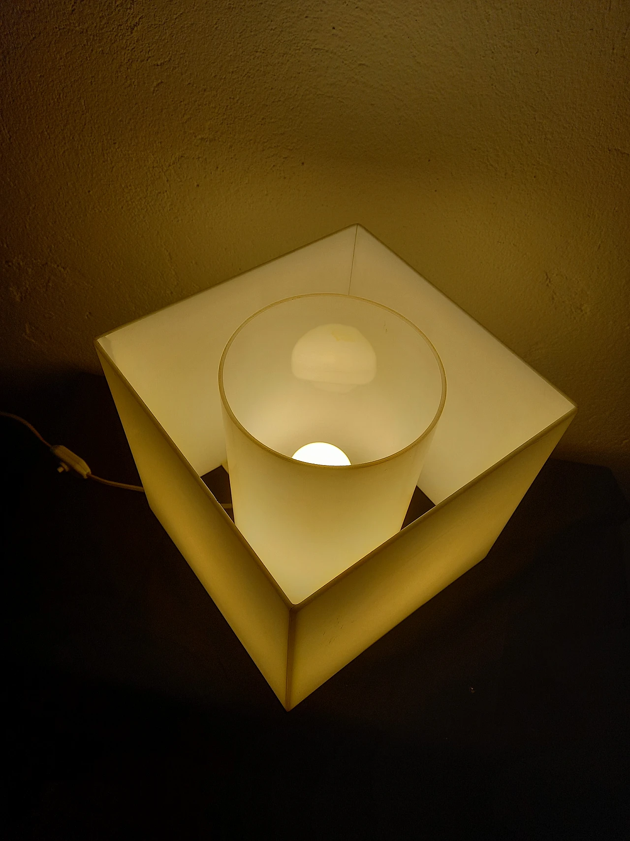 Lampada da tavolo in plexi opalino, anni '90 4