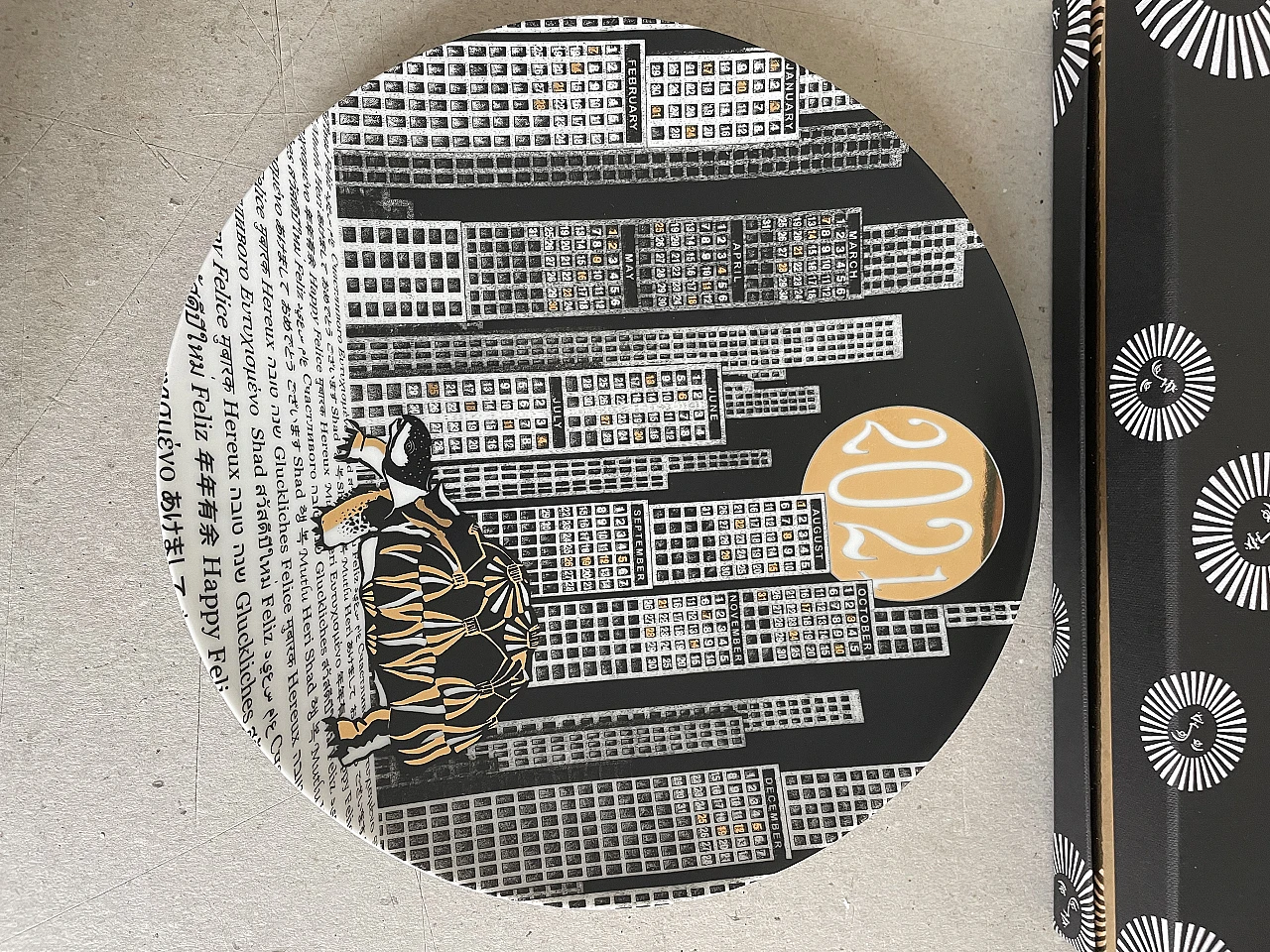 Fornasetti's 2021 Calendar plate numbered 5