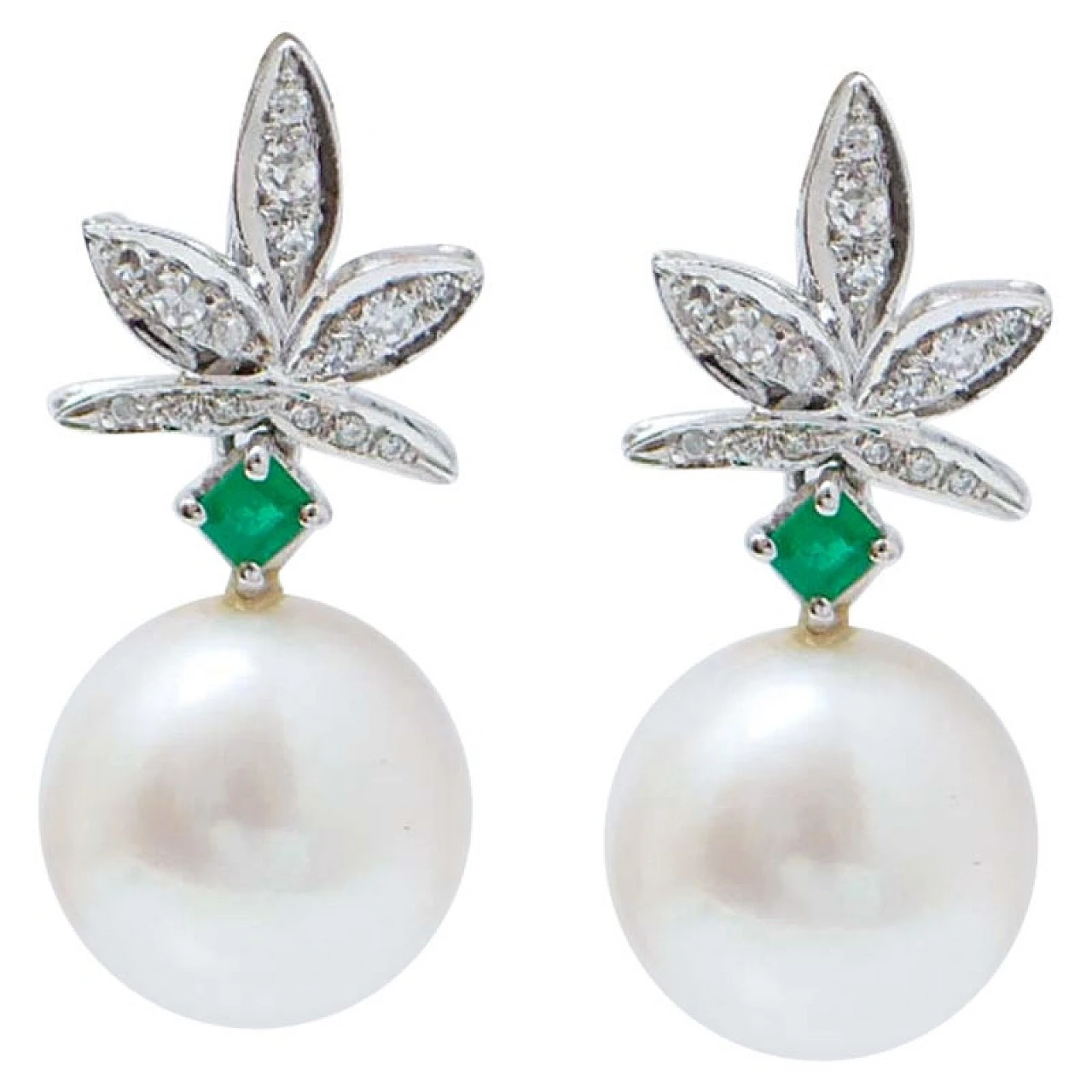 Earrings with white pearls, diamonds, emeralds and platinum, 1970s 1