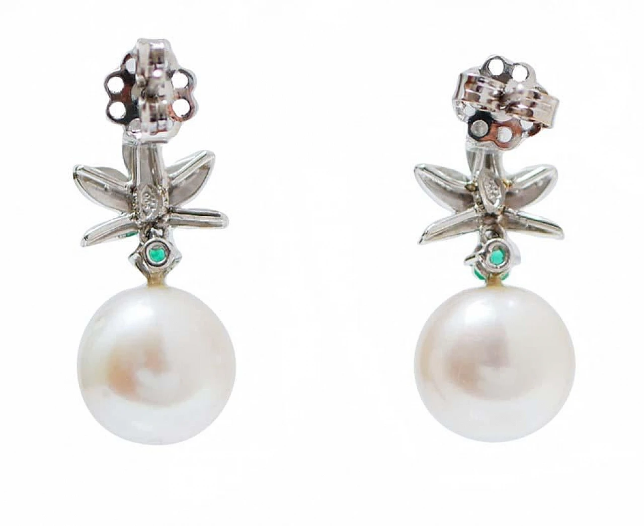 Earrings with white pearls, diamonds, emeralds and platinum, 1970s 3