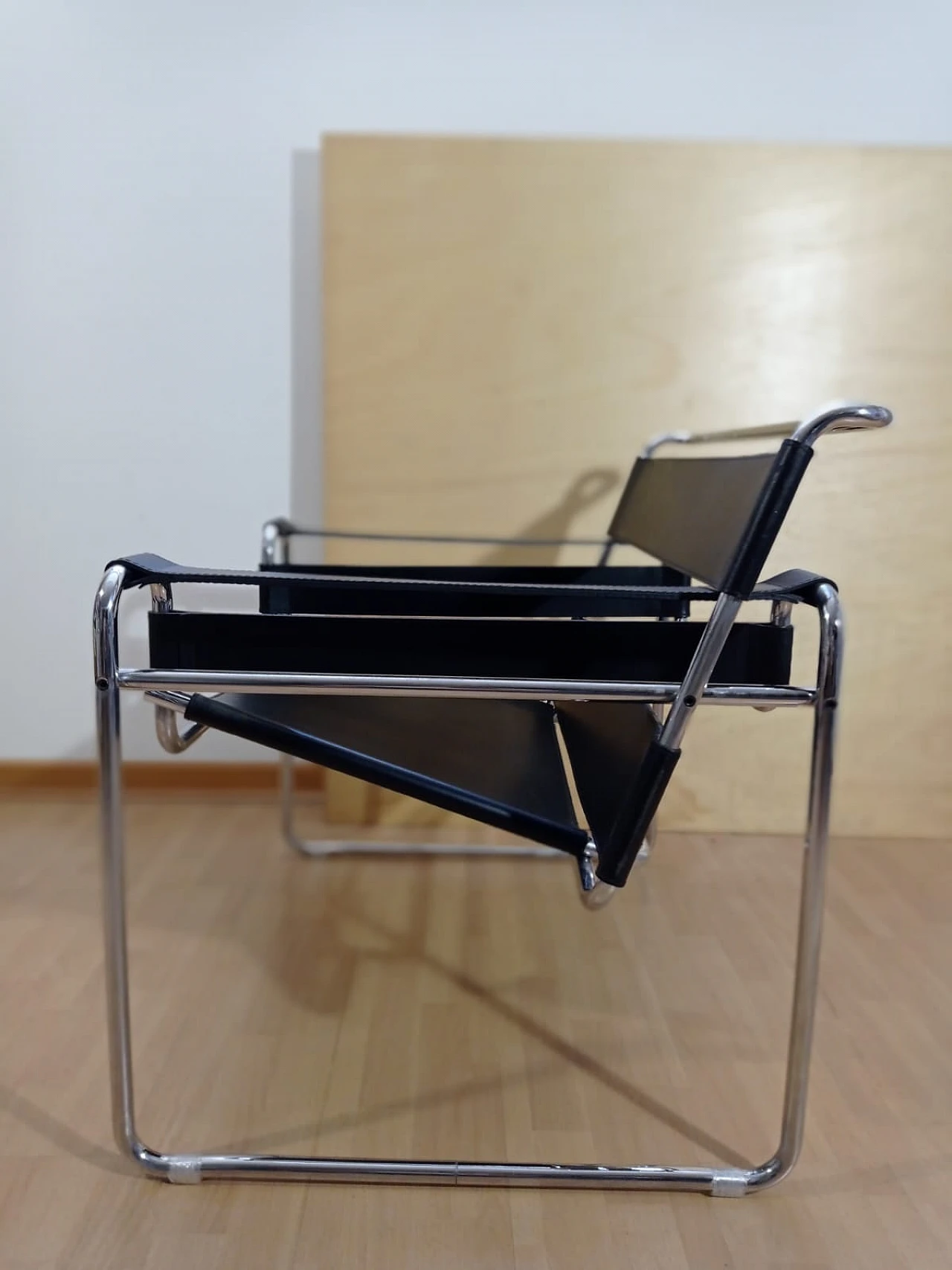 Wassily B3 black leather armchair by Knoll International 5