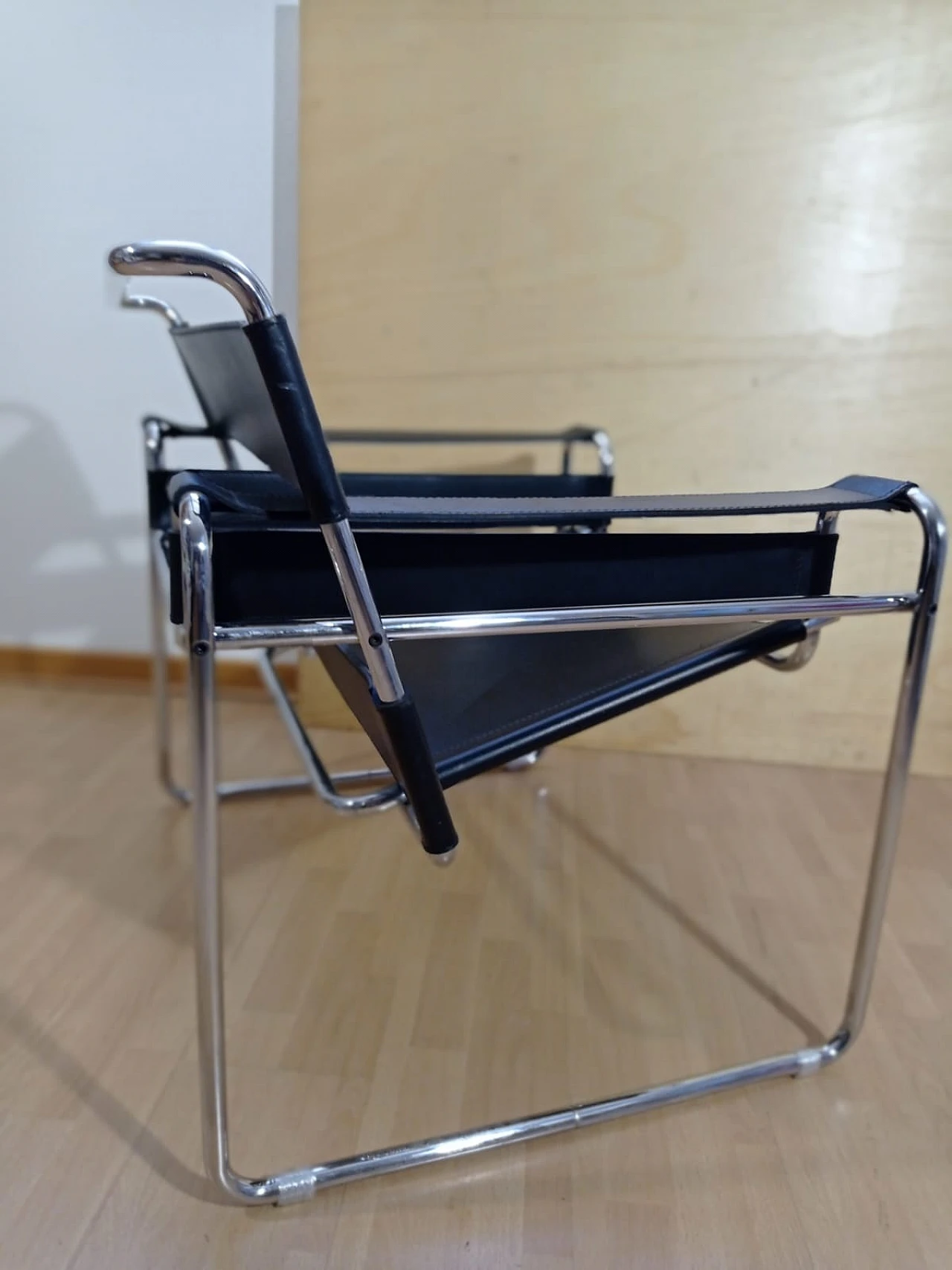 Wassily B3 black leather armchair by Knoll International 15