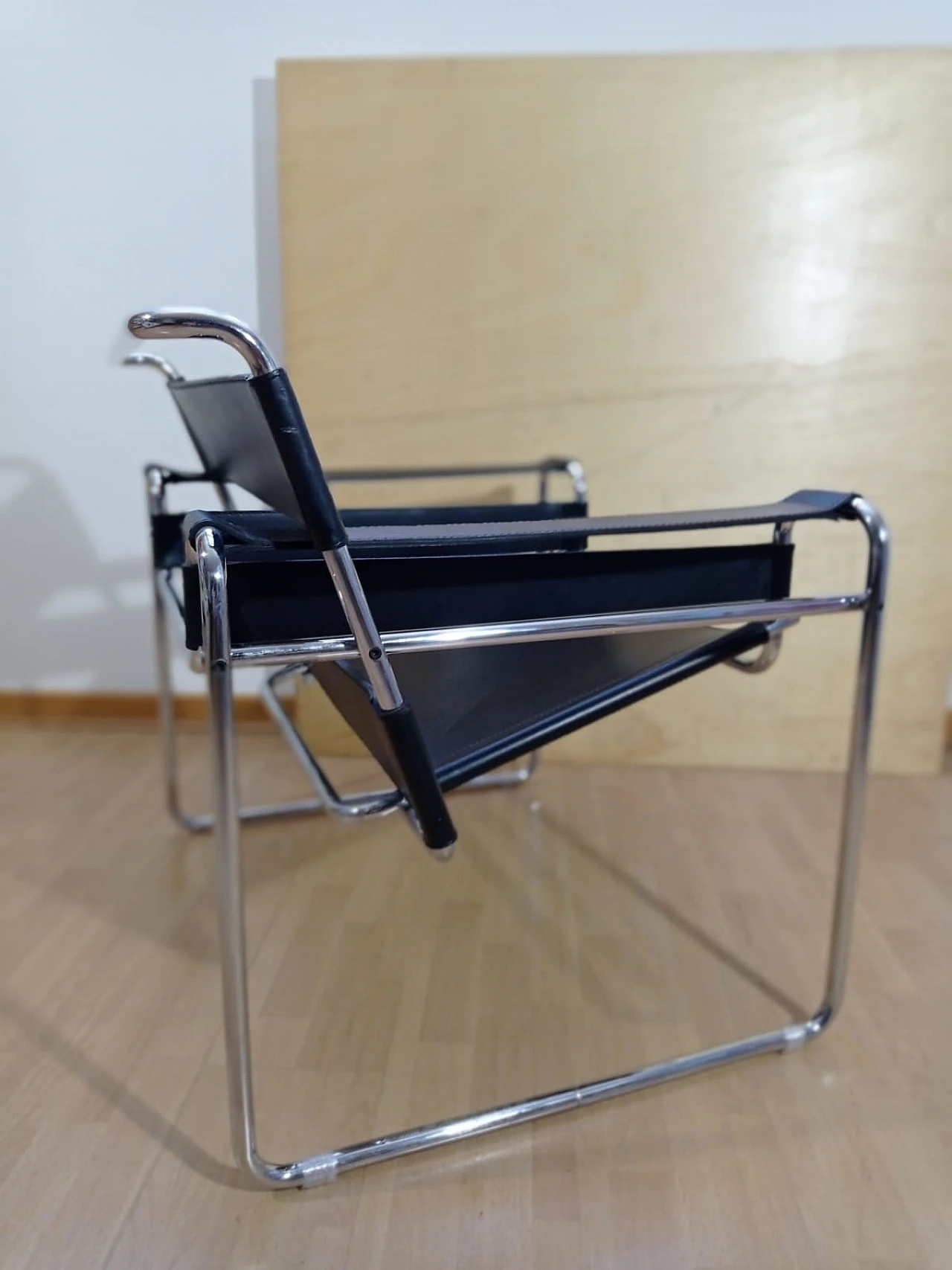 Wassily B3 black leather armchair by Knoll International 29