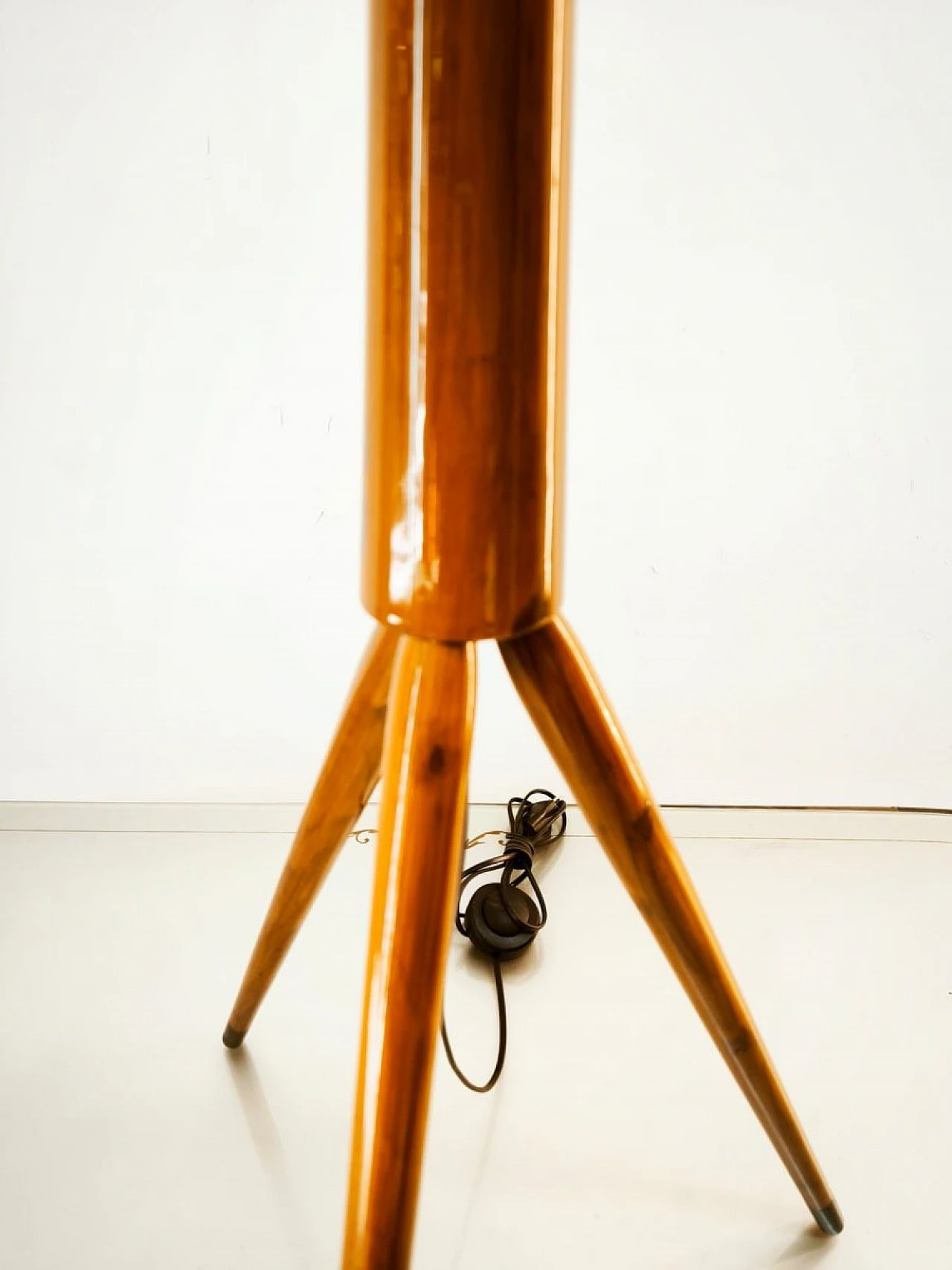 Wooden floor lamp with glass top, 1960s 7