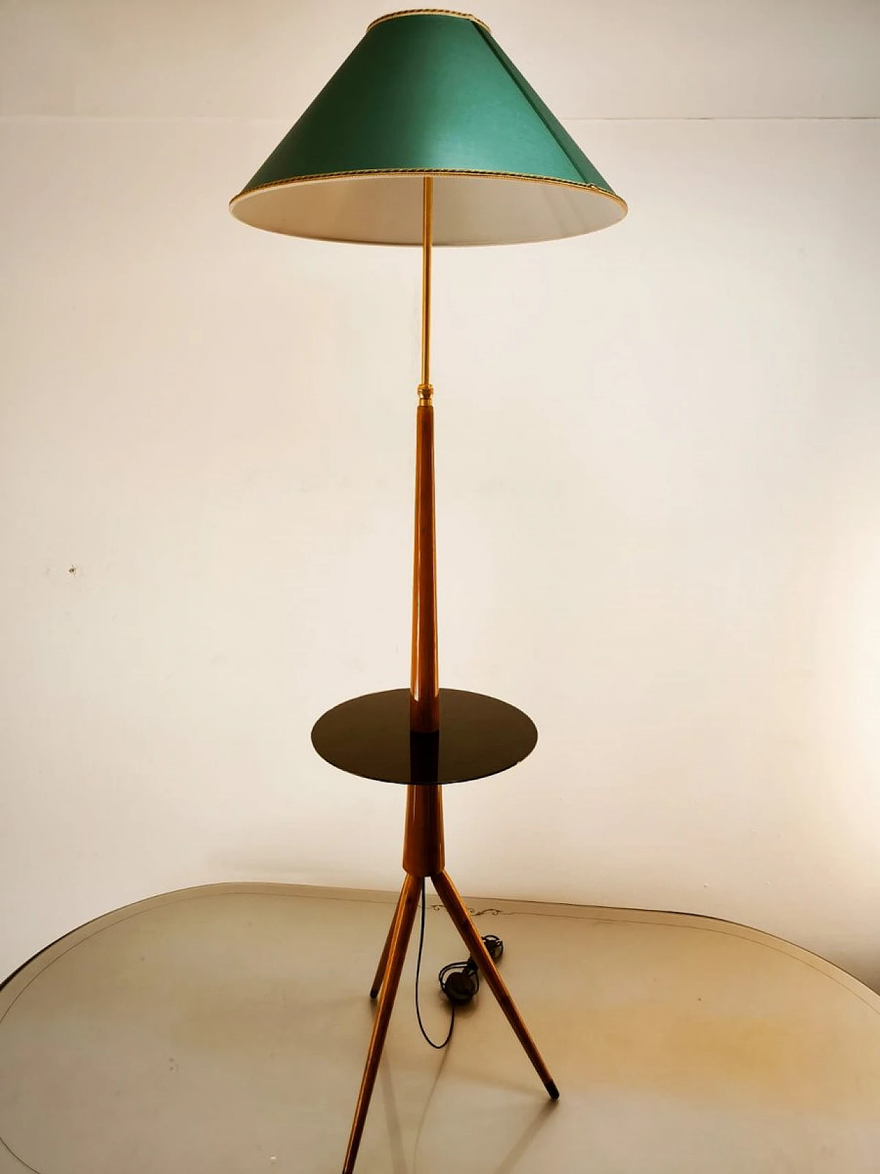 Wooden floor lamp with glass top, 1960s 22