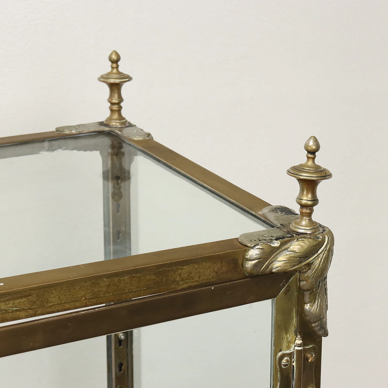 Brass & glass showcase with gilded bronze details and wavy feet 4