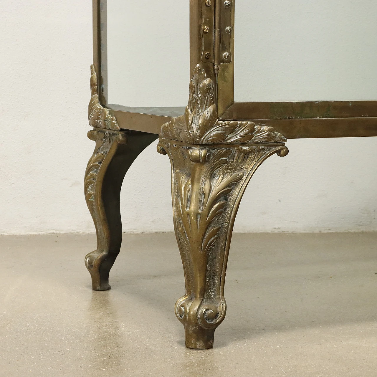 Brass & glass showcase with gilded bronze details and wavy feet 8