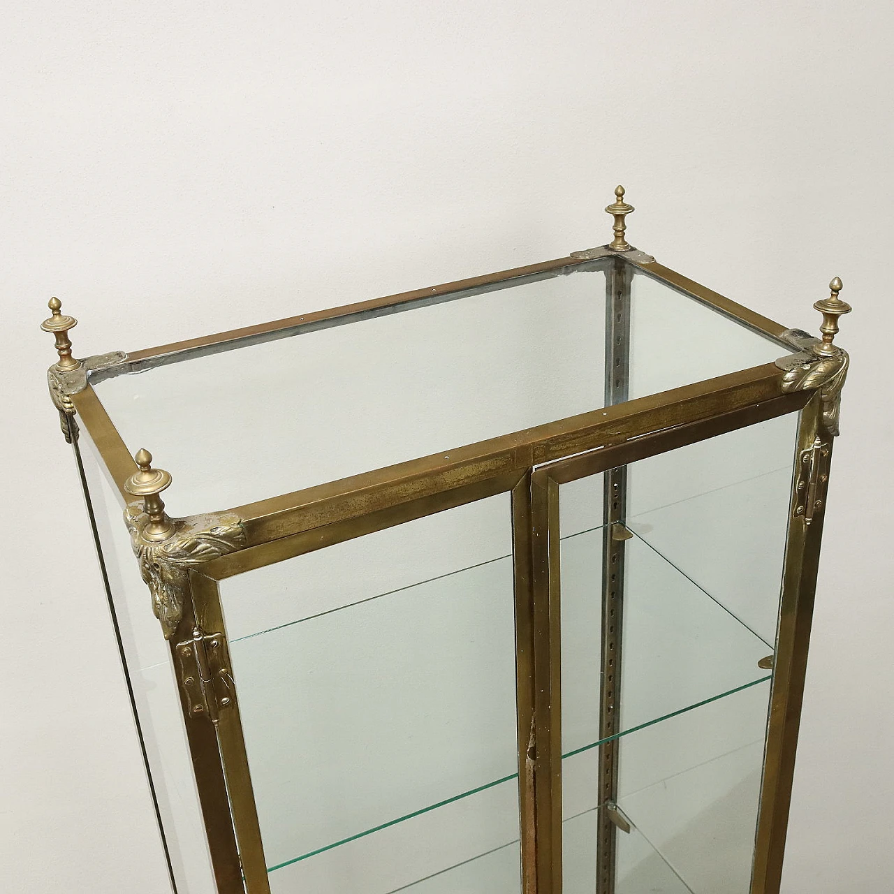 Brass & glass showcase with gilded bronze details and wavy feet 9