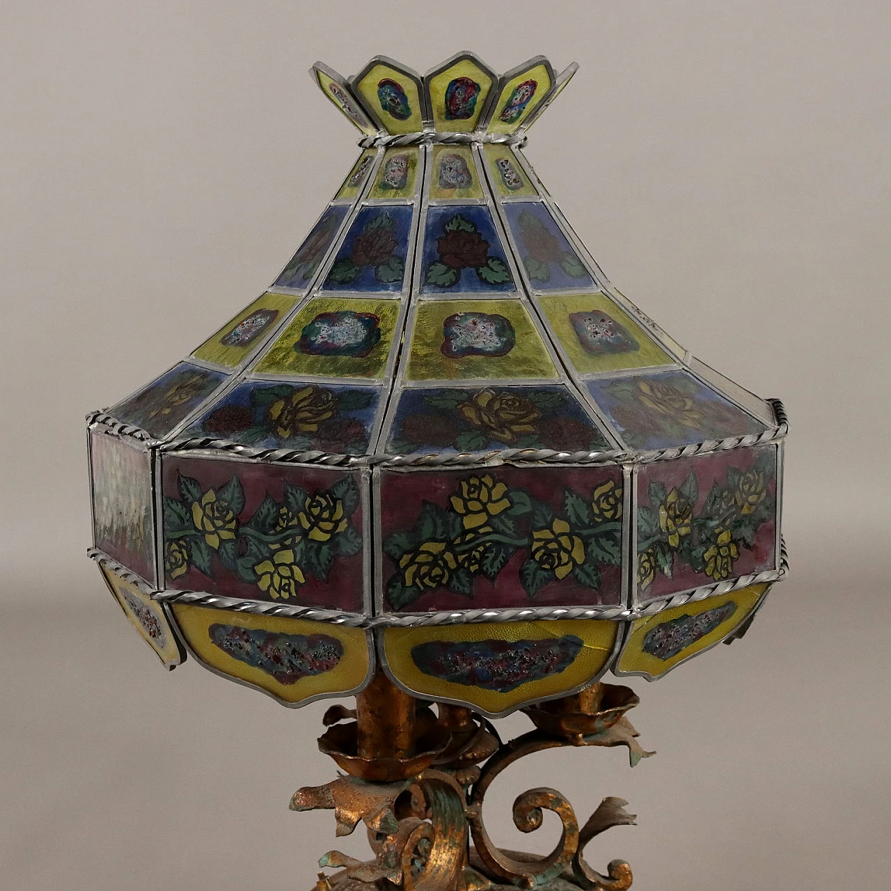 Table lamp in gilt metal and painted glass with floral motifs 4