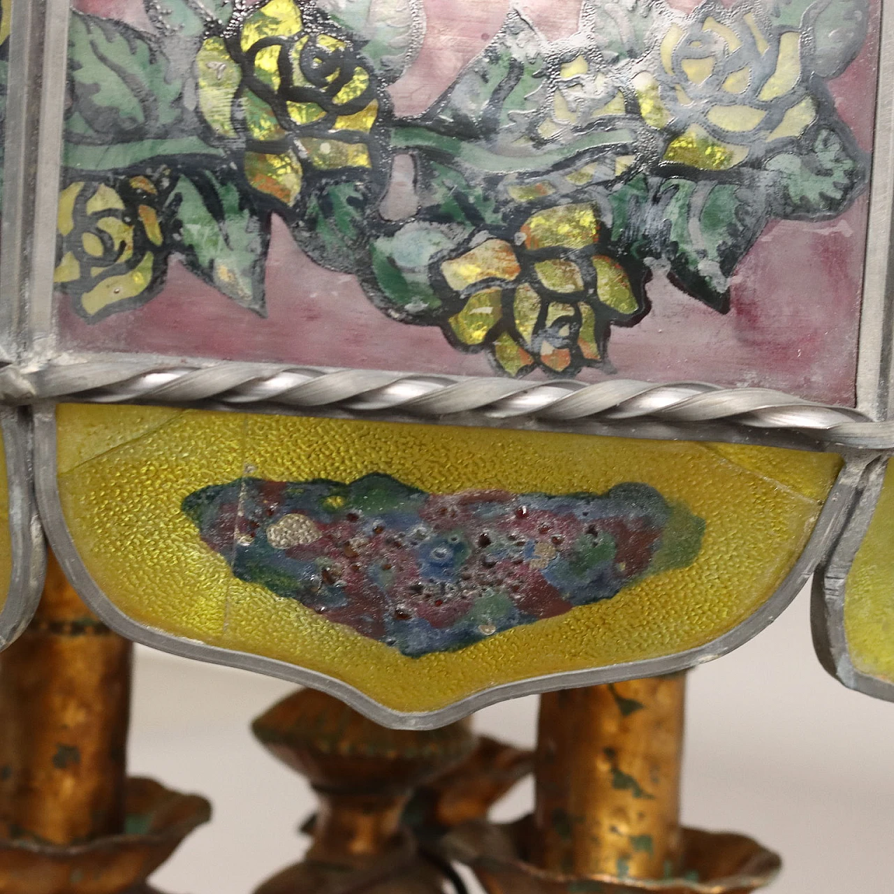 Table lamp in gilt metal and painted glass with floral motifs 7