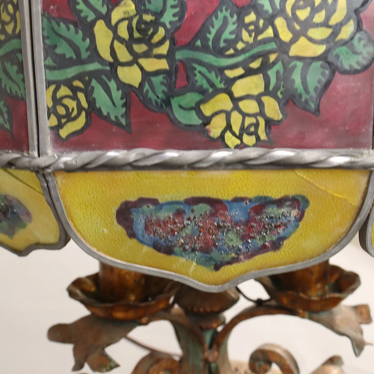 Table lamp in gilt metal and painted glass with floral motifs 8