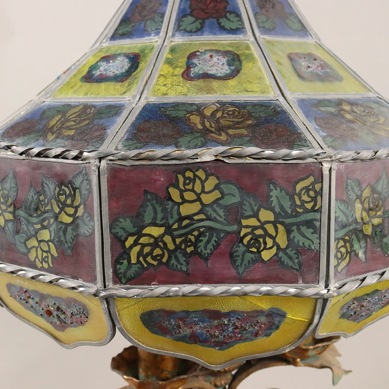 Table lamp in gilt metal and painted glass with floral motifs 10