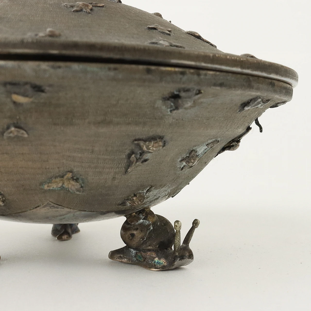 Silver box with floral motifs and three snail-shaped feet, 1940s 6