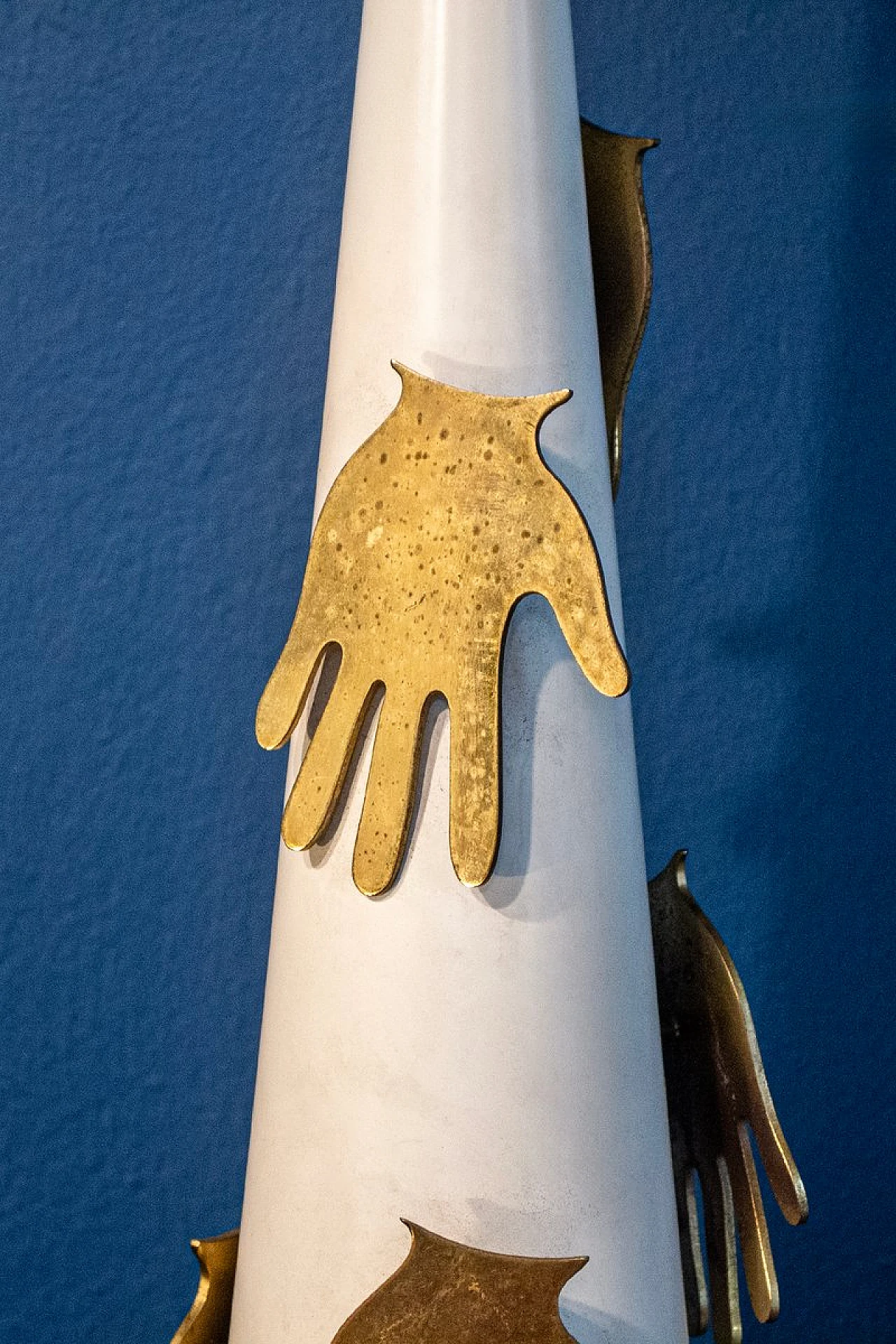 Mani di Alessandro Mendini, scultura in legno e ottone, anni '80 2