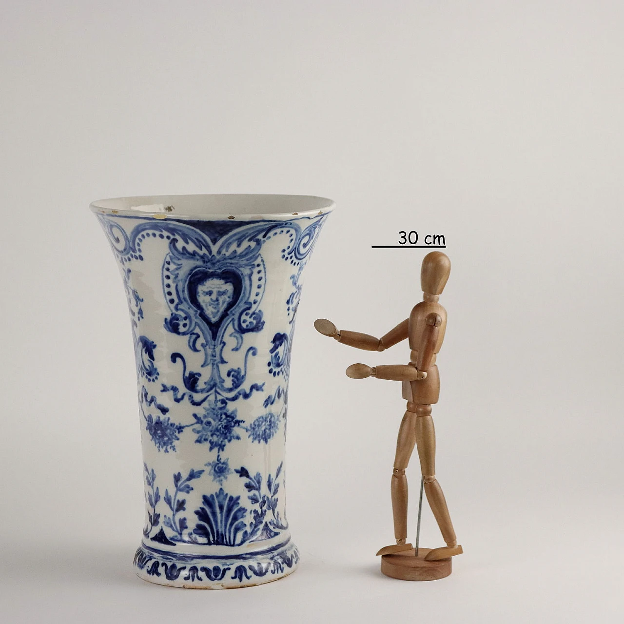 Vaso in maiolica blu e bianco con motivi vegetali di Gien, '700 2