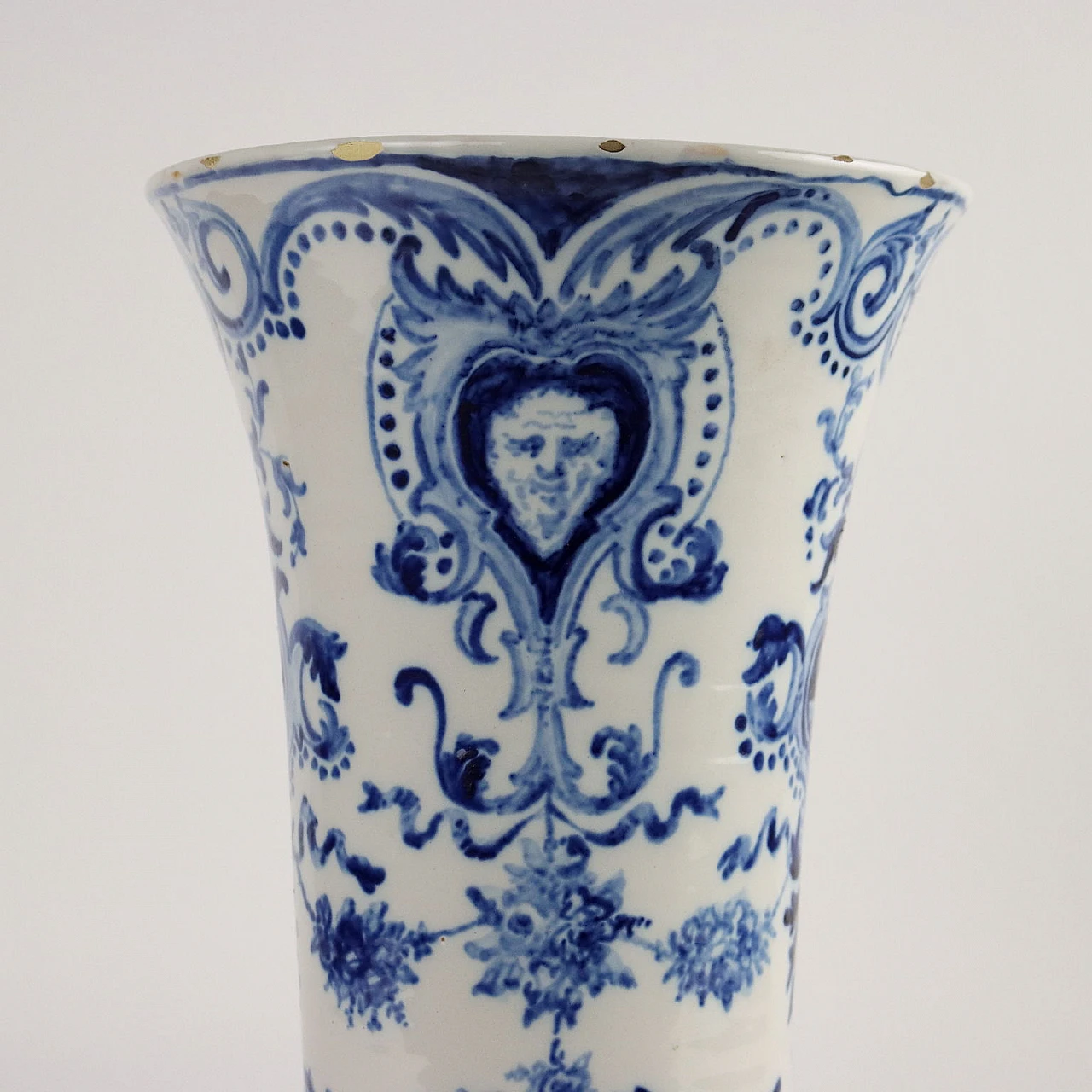 Vaso in maiolica blu e bianco con motivi vegetali di Gien, '700 3