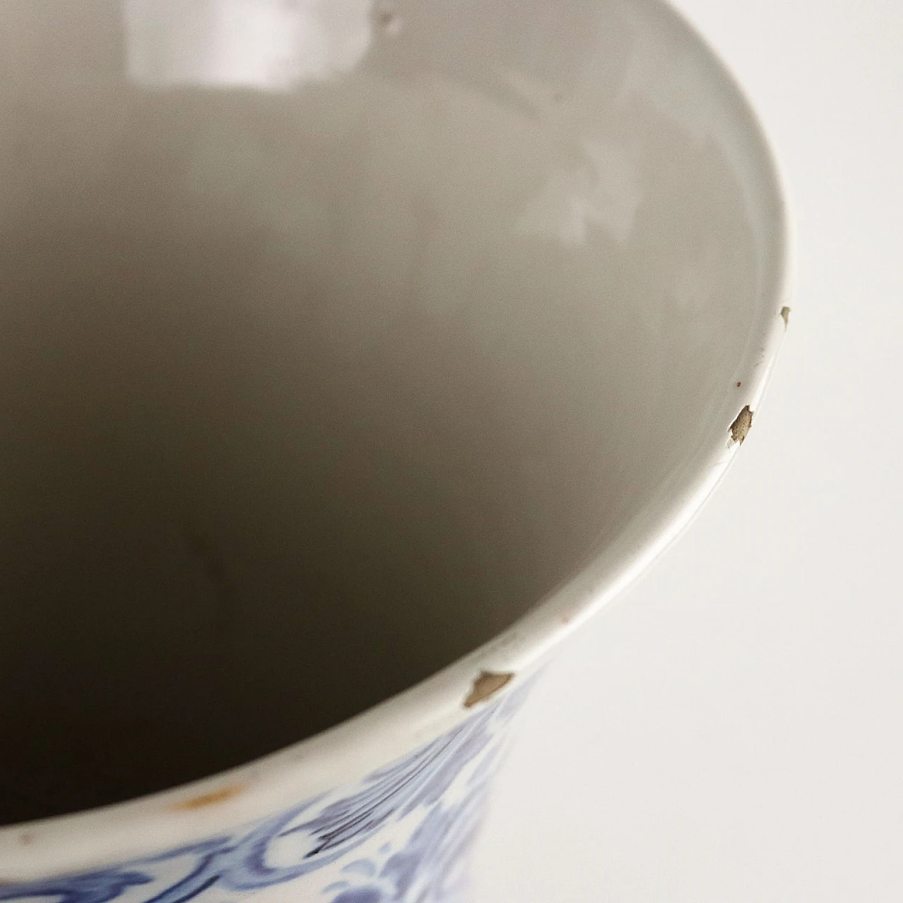 Vaso in maiolica blu e bianco con motivi vegetali di Gien, '700 6