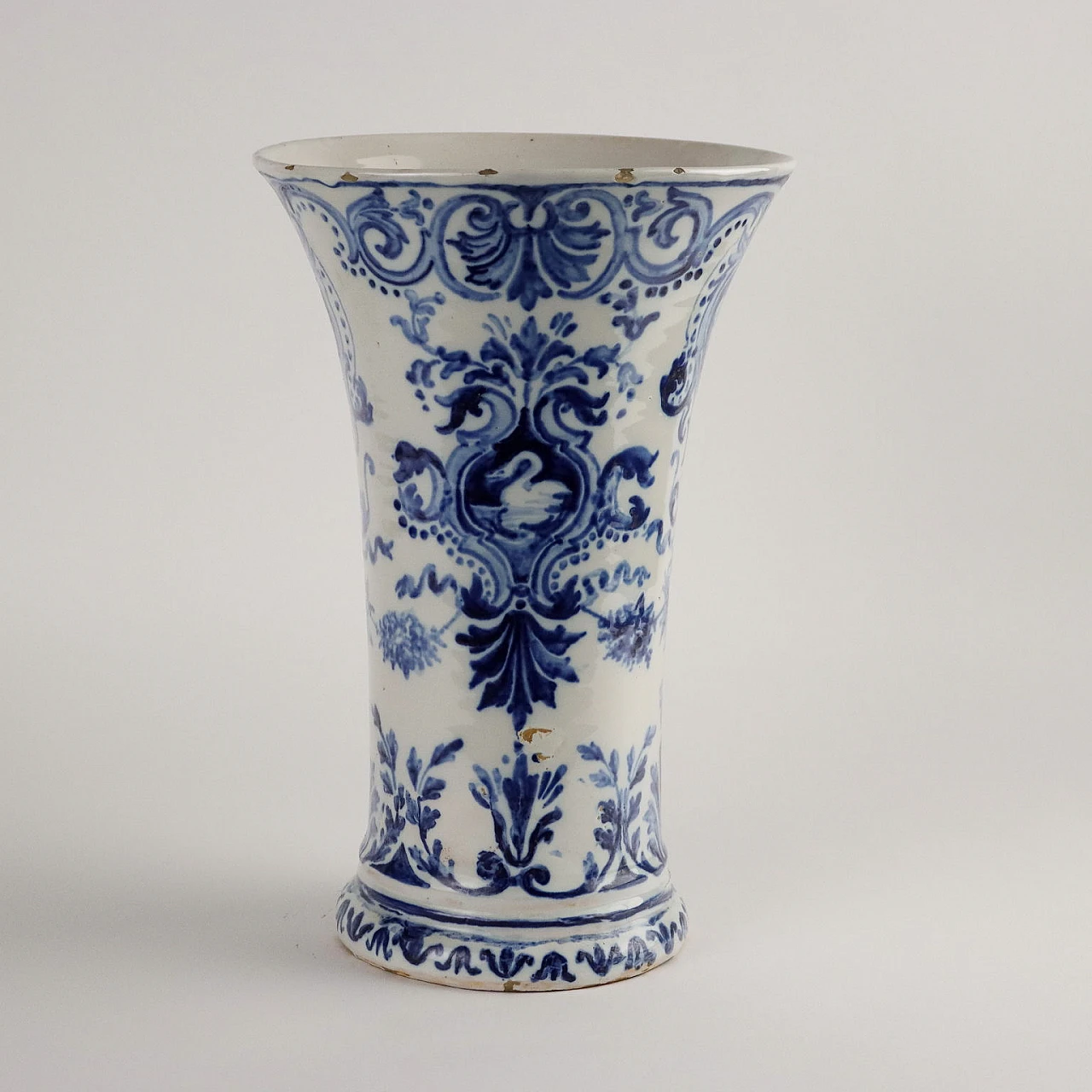 Vaso in maiolica blu e bianco con motivi vegetali di Gien, '700 7