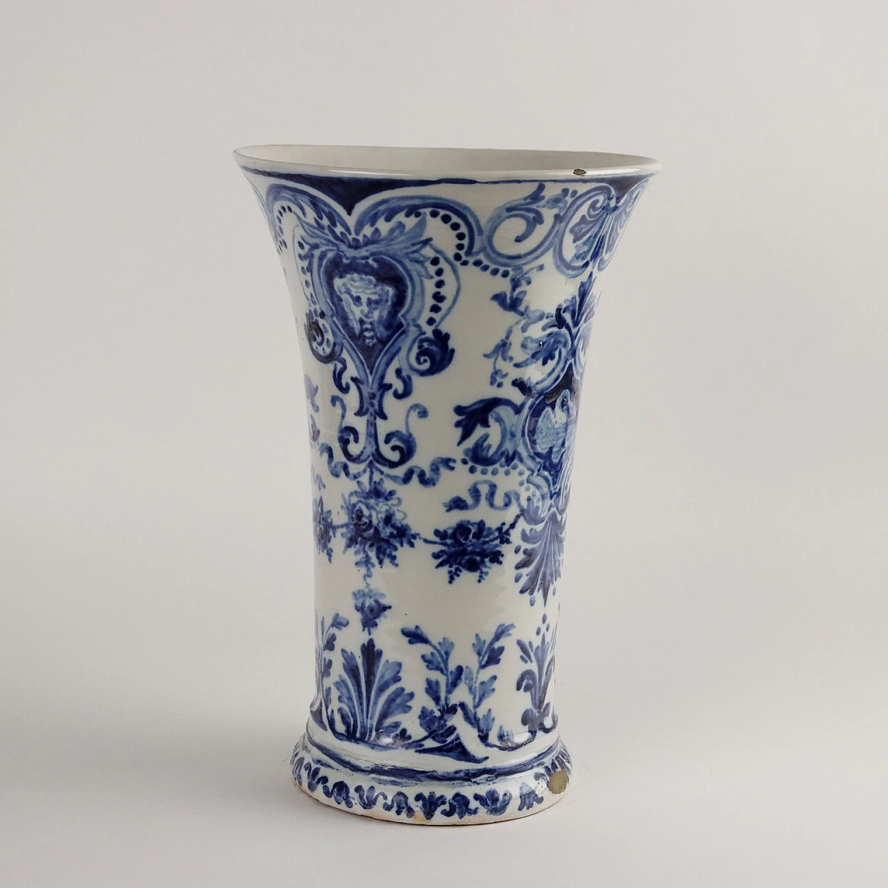 Vaso in maiolica blu e bianco con motivi vegetali di Gien, '700 8