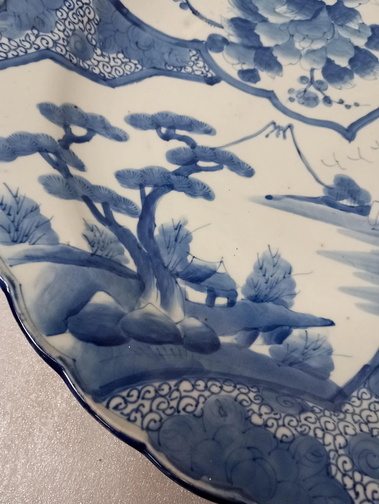 Large Japanese hand-painted ceramic plate, 19th century 10