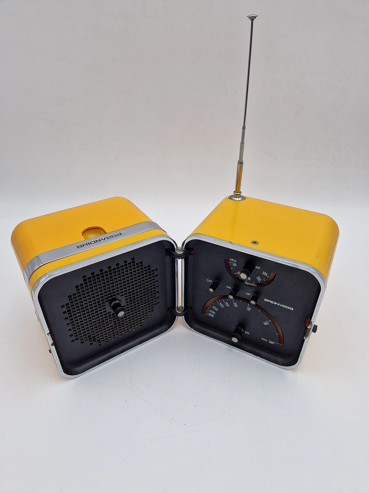 Radio 502 cubo gialla di Marco Zanuso per Brionvega, anni '60 10