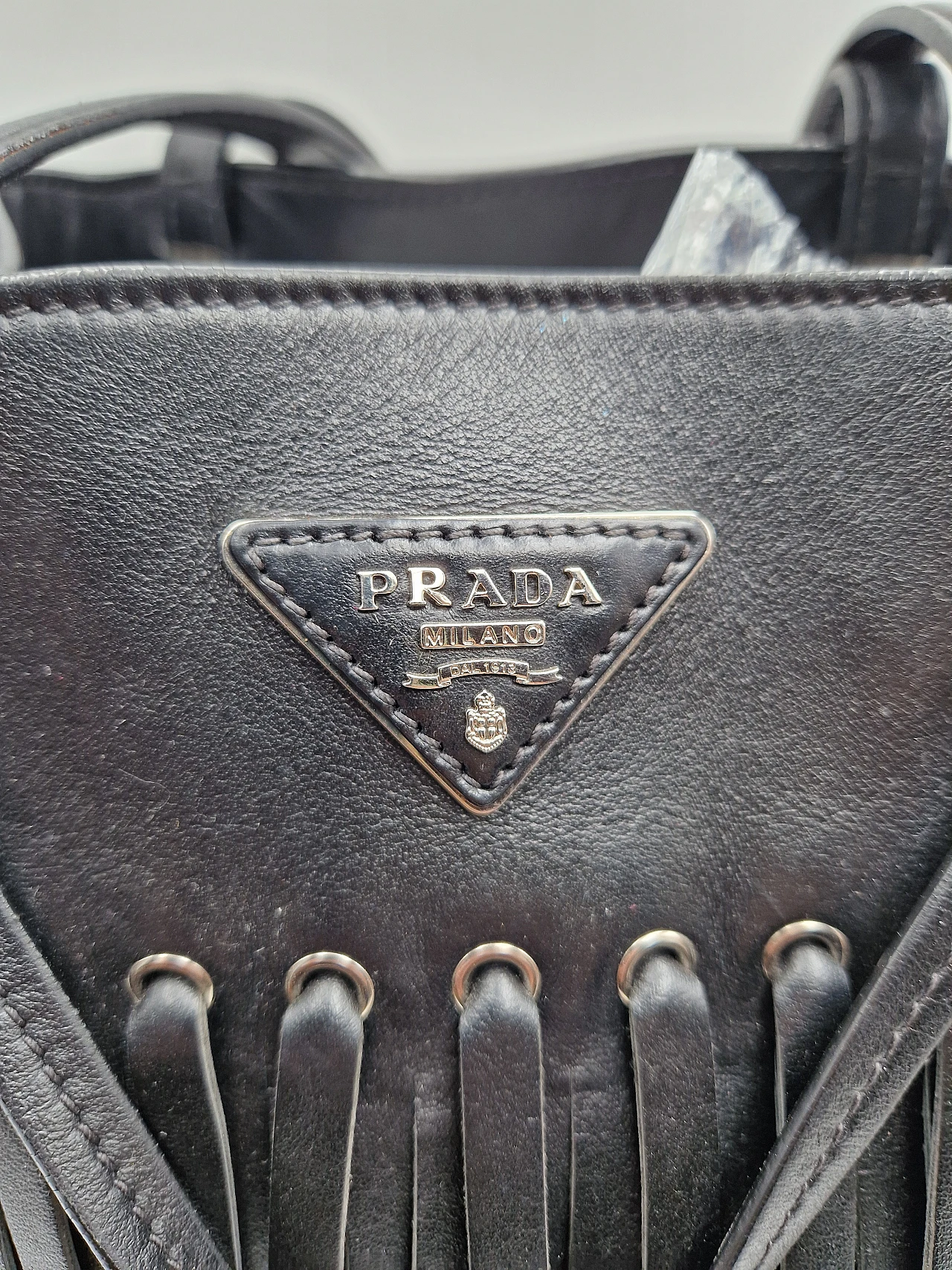 Borsa in pelle con frange di Prada, anni 2000 6