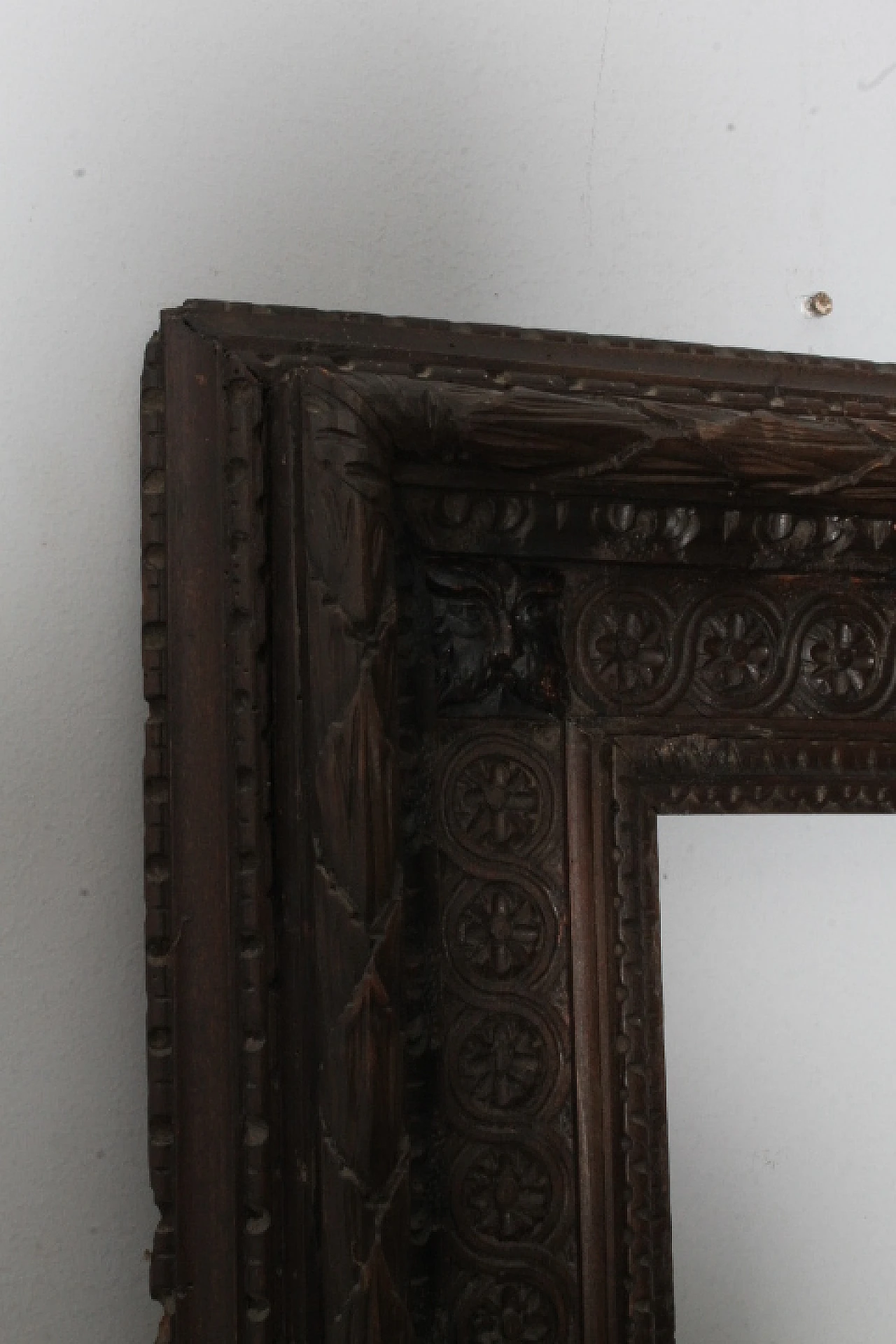 Large antique carved frame in dark solid walnut, 19th century 3