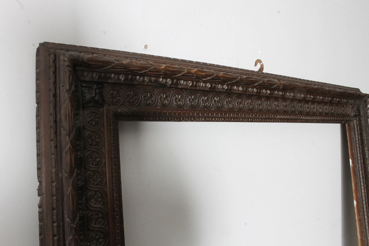 Large antique carved frame in dark solid walnut, 19th century 5