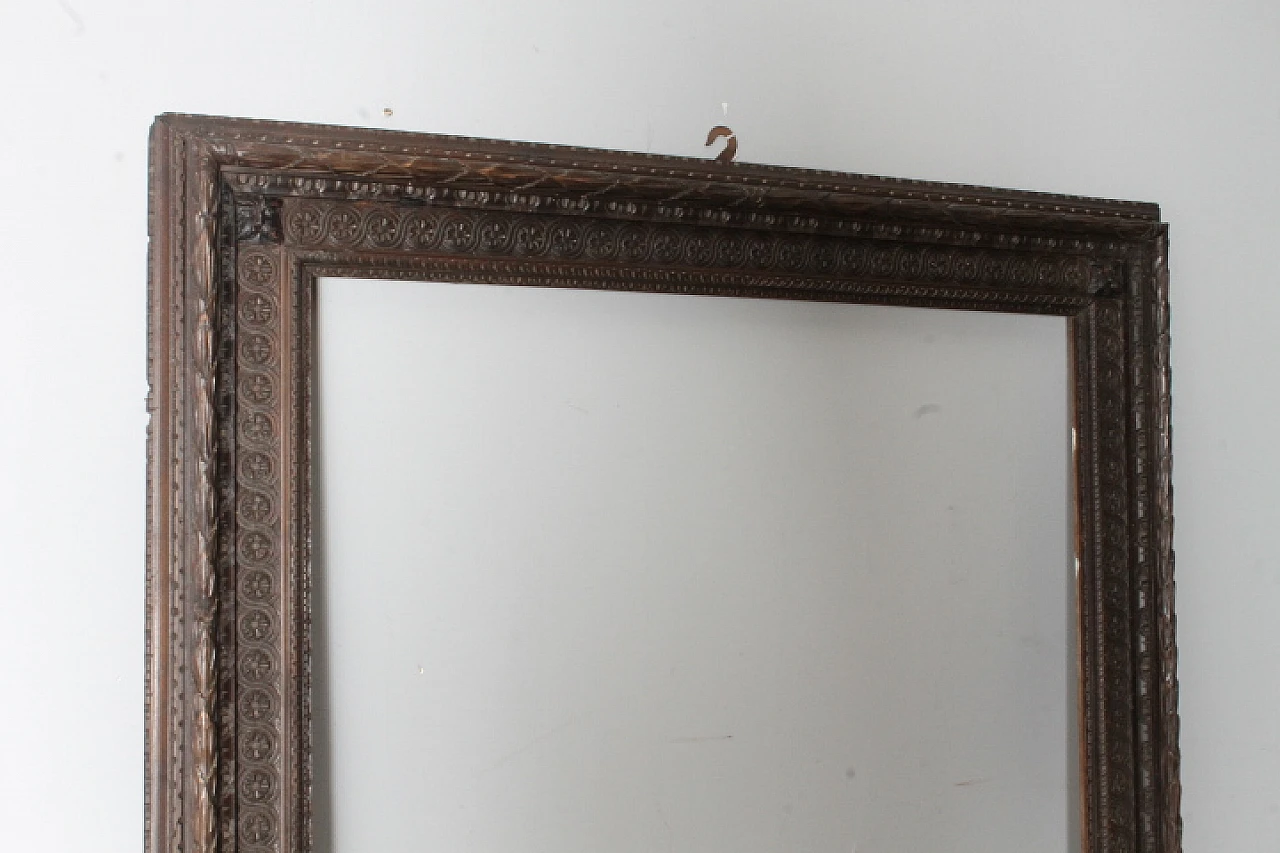 Large antique carved frame in dark solid walnut, 19th century 6