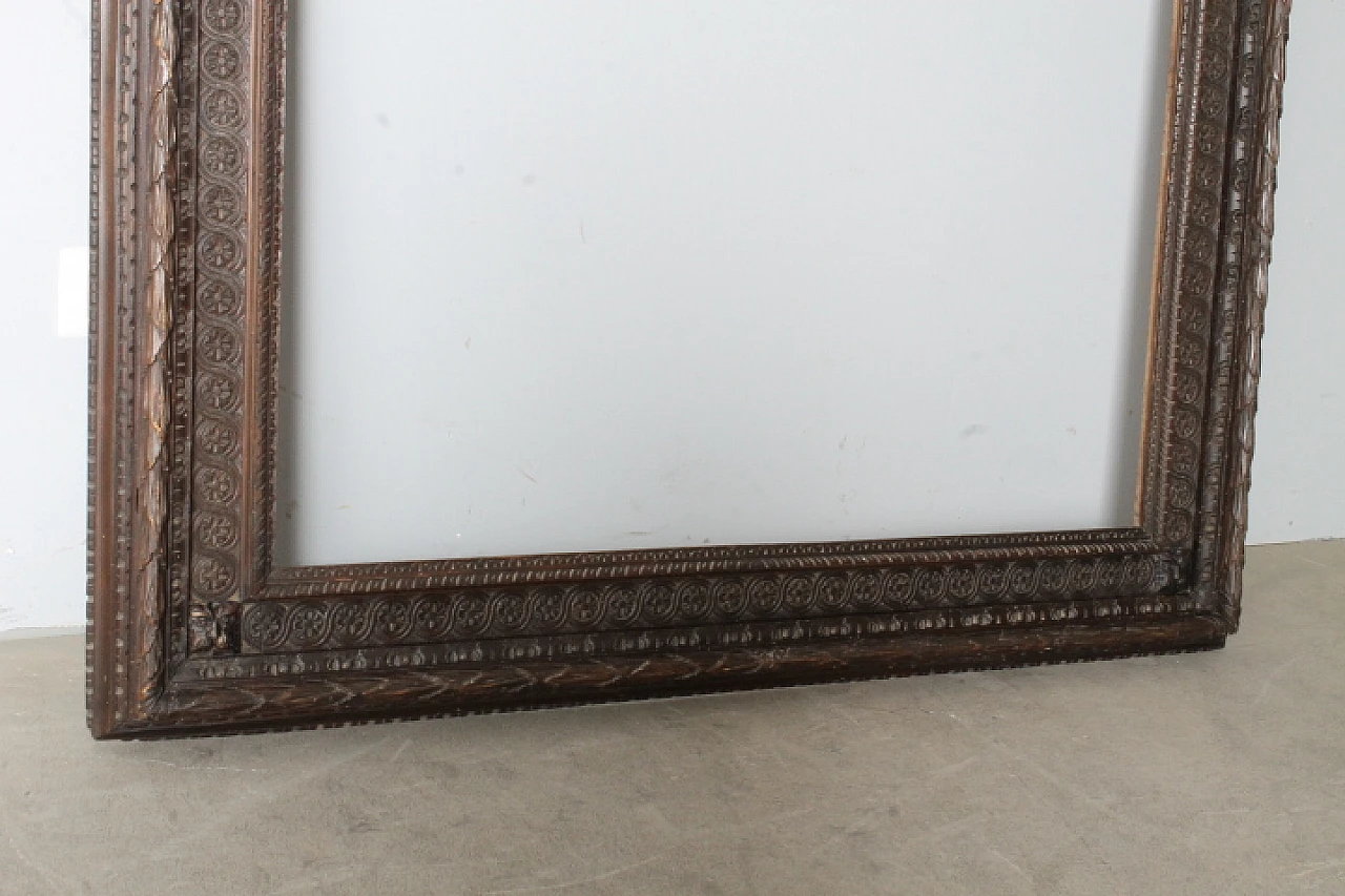 Large antique carved frame in dark solid walnut, 19th century 7