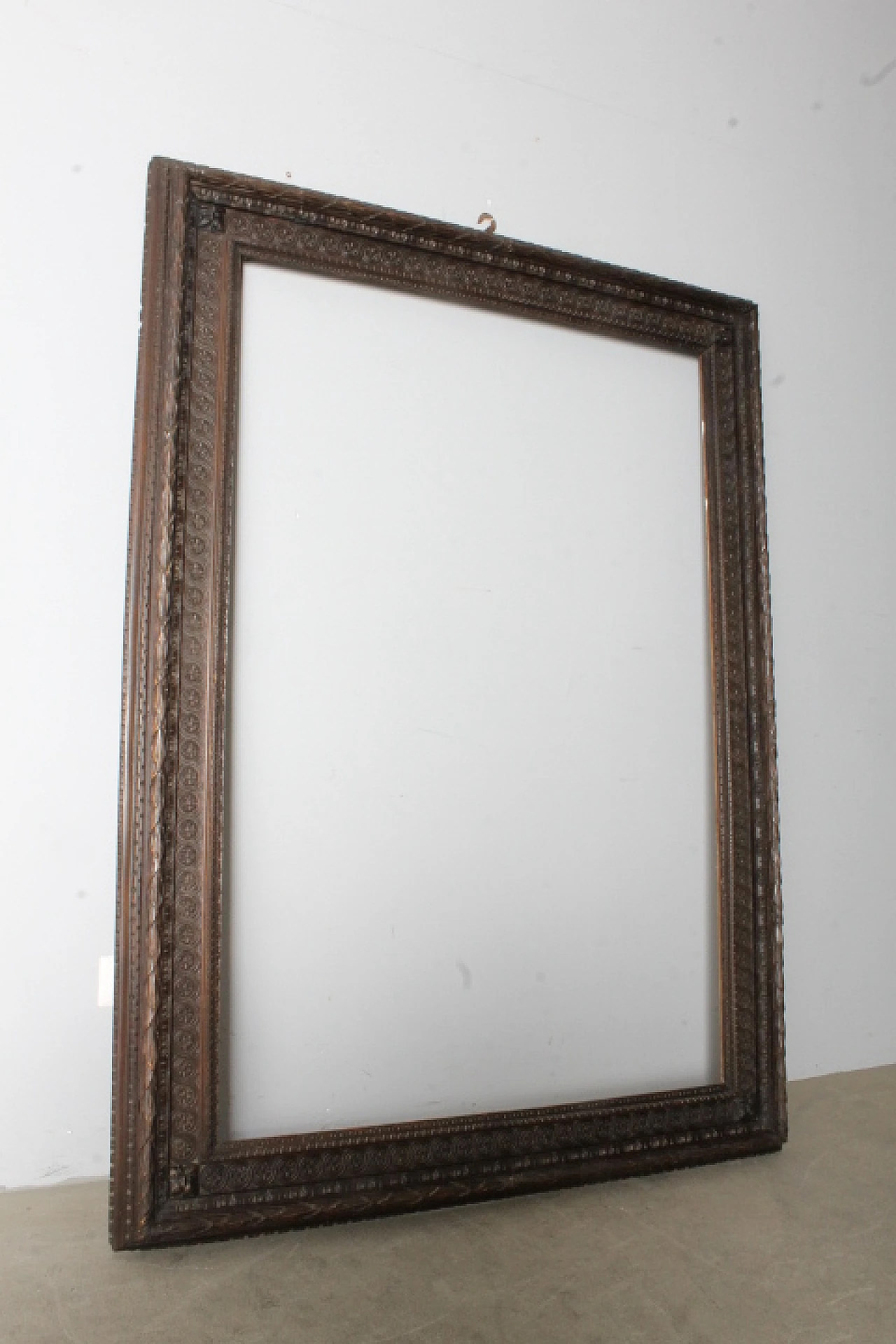 Large antique carved frame in dark solid walnut, 19th century 8