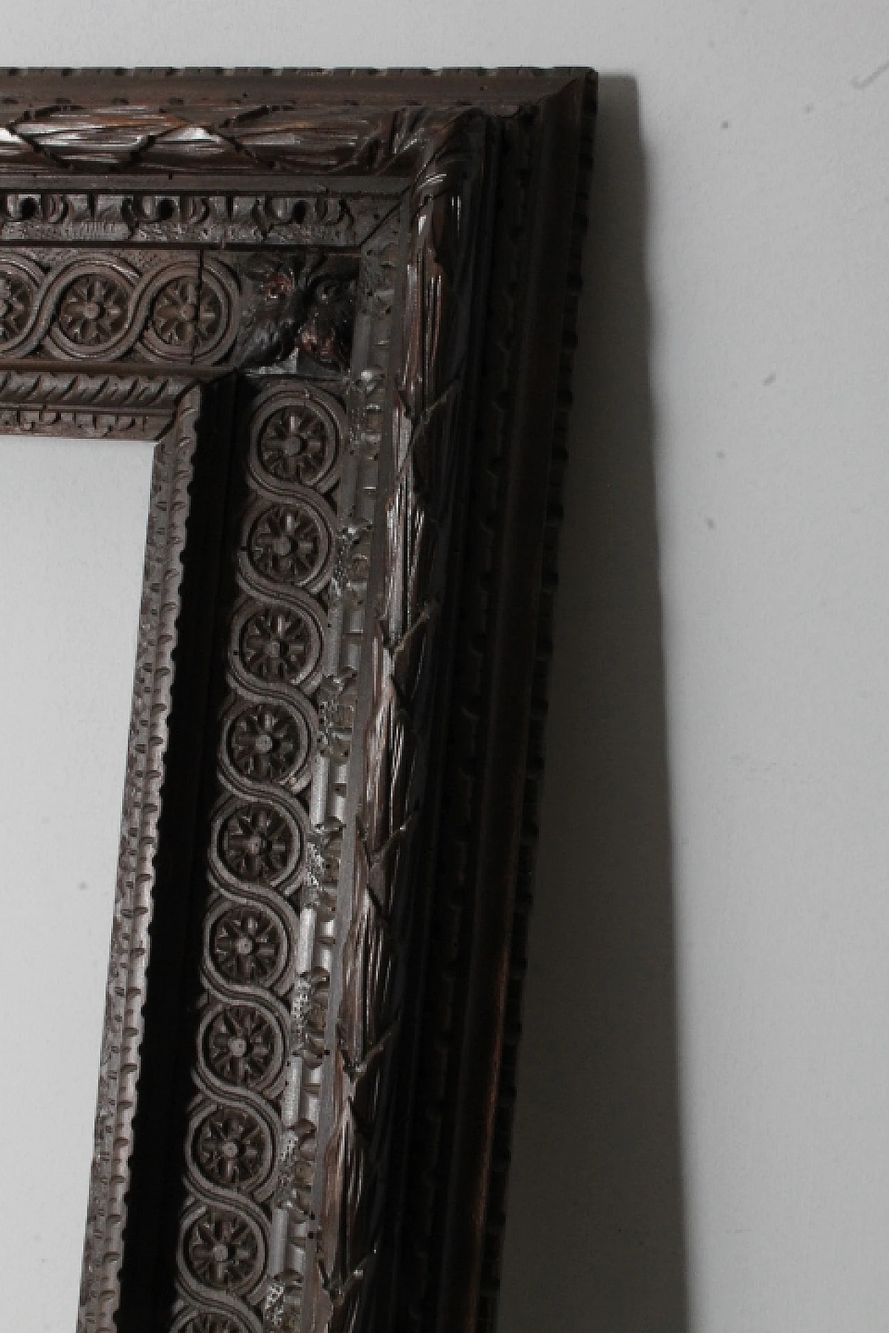 Large antique carved frame in dark solid walnut, 19th century 9