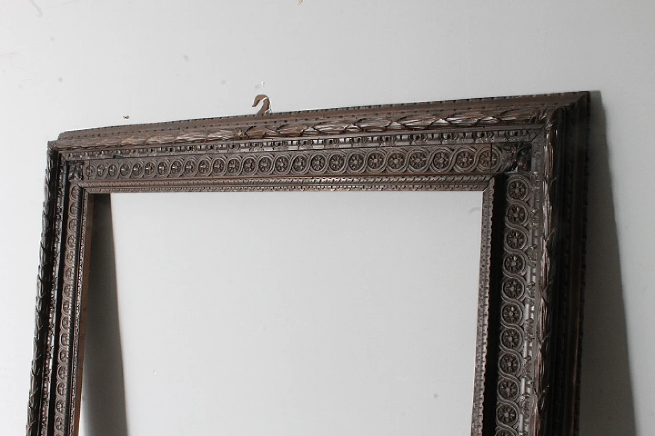 Large antique carved frame in dark solid walnut, 19th century 10