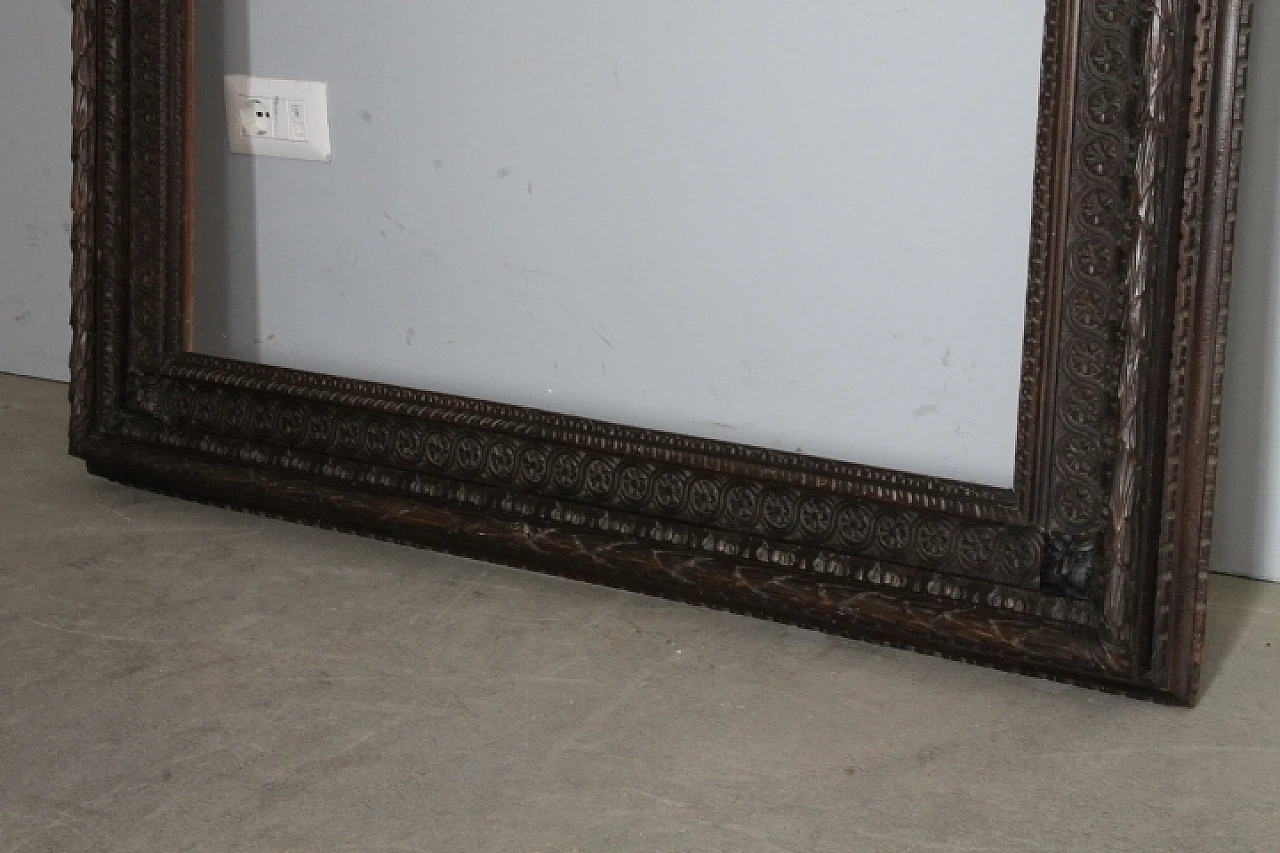 Large antique carved frame in dark solid walnut, 19th century 12