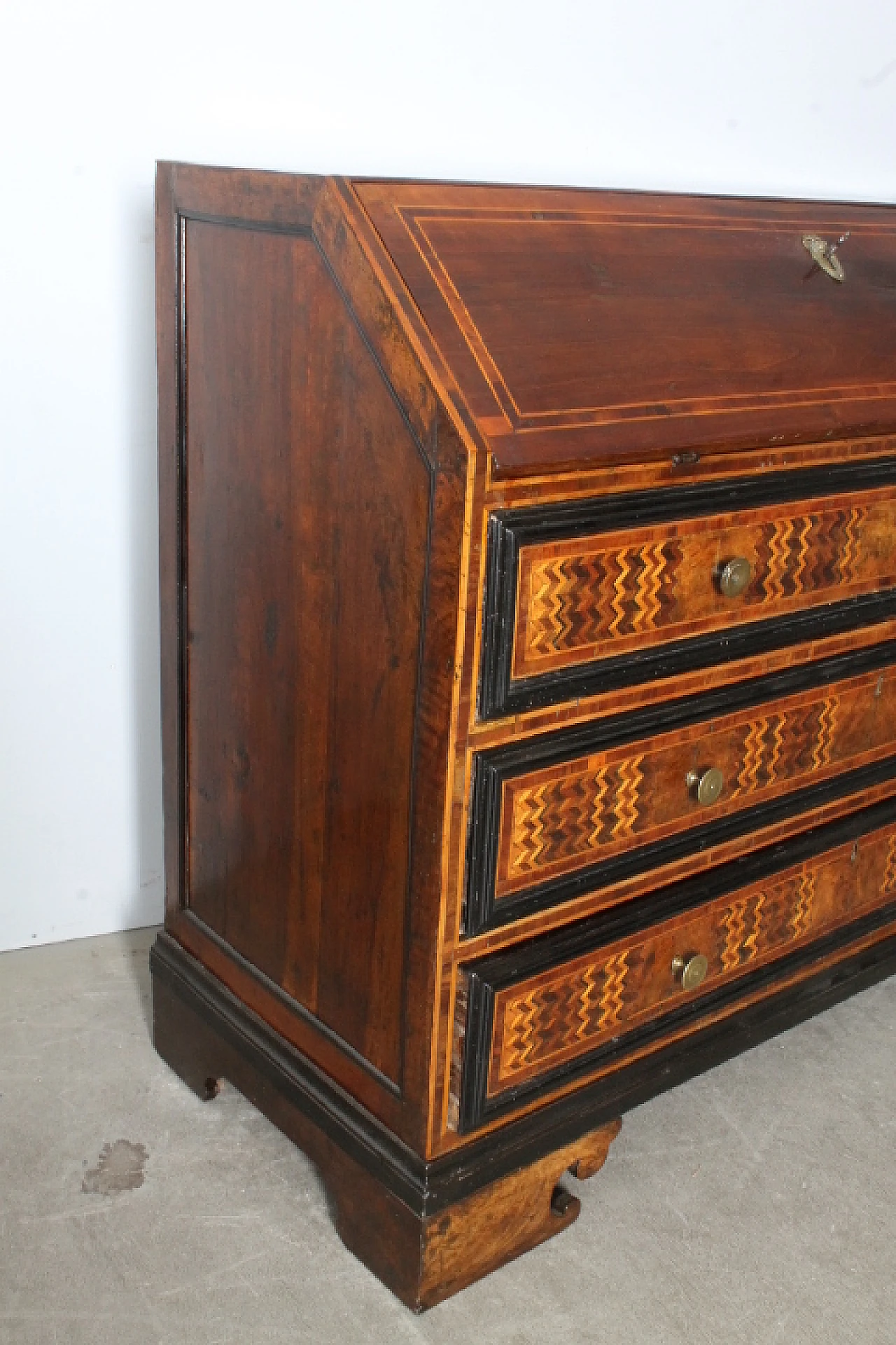 Ancient Lombard flap desk chest in inlaid wood, 17th century 19