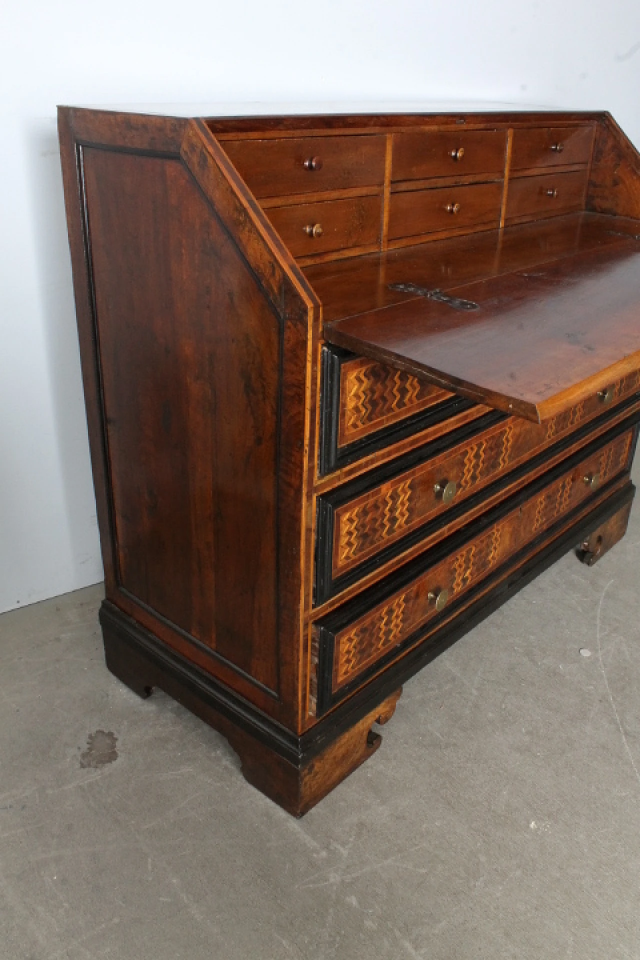 Ancient Lombard flap desk chest in inlaid wood, 17th century 21