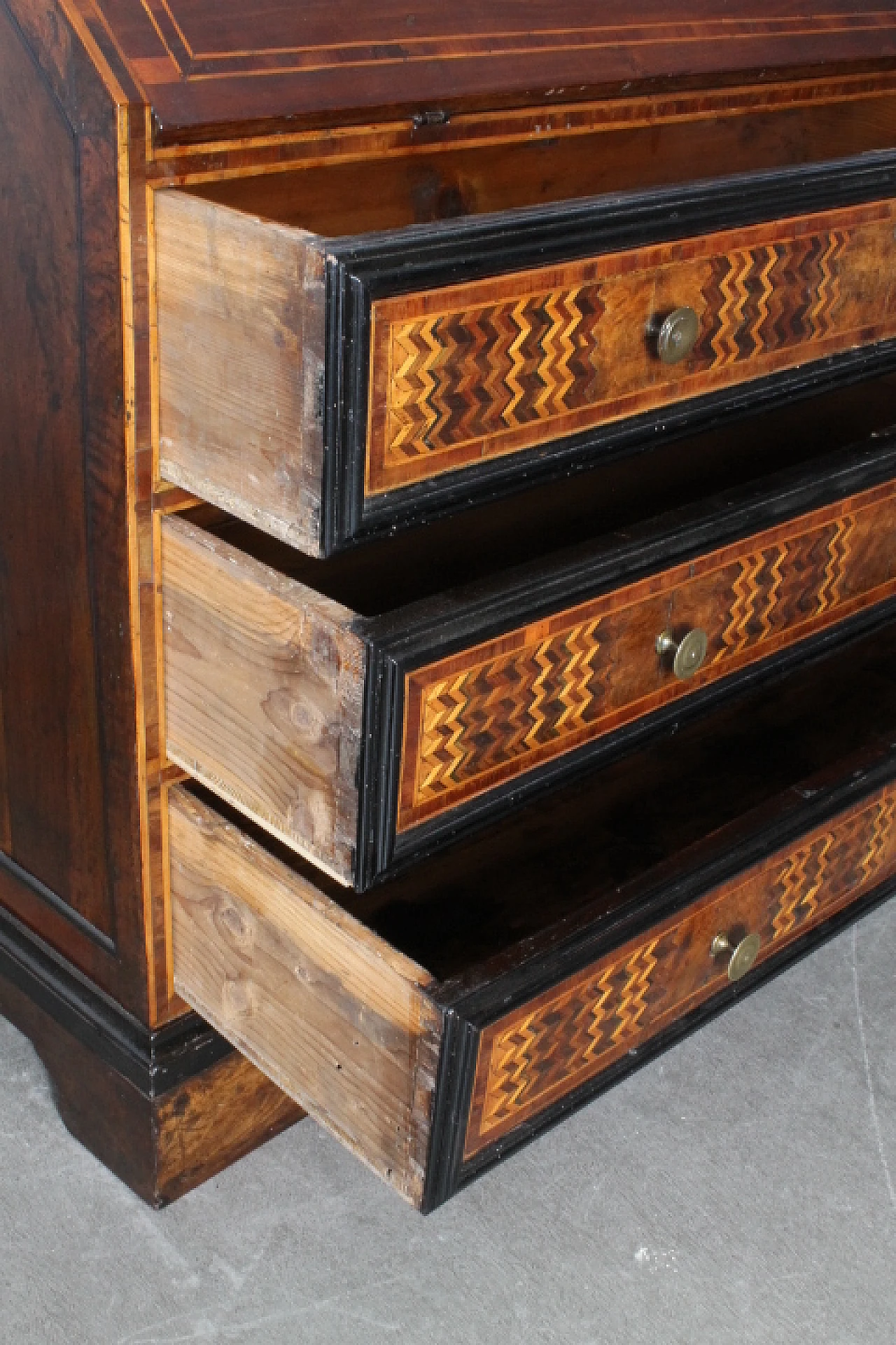 Ancient Lombard flap desk chest in inlaid wood, 17th century 22