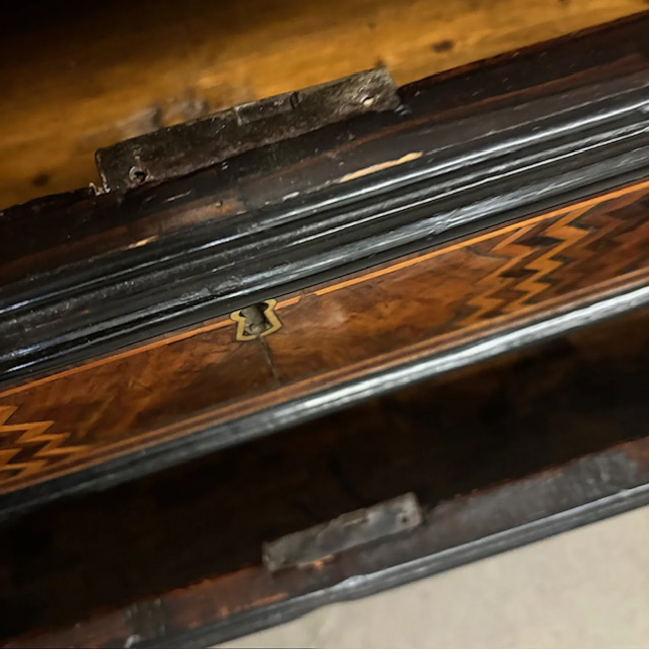 Ancient Lombard flap desk chest in inlaid wood, 17th century 29