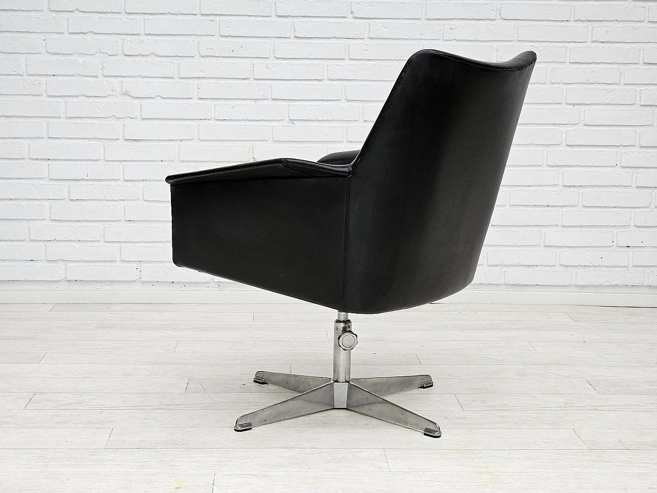 Scandinavian swivel chair, 1960s 10