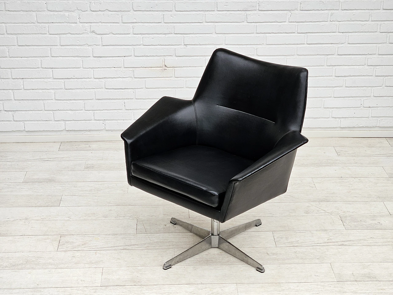 Scandinavian swivel chair, 1960s 12