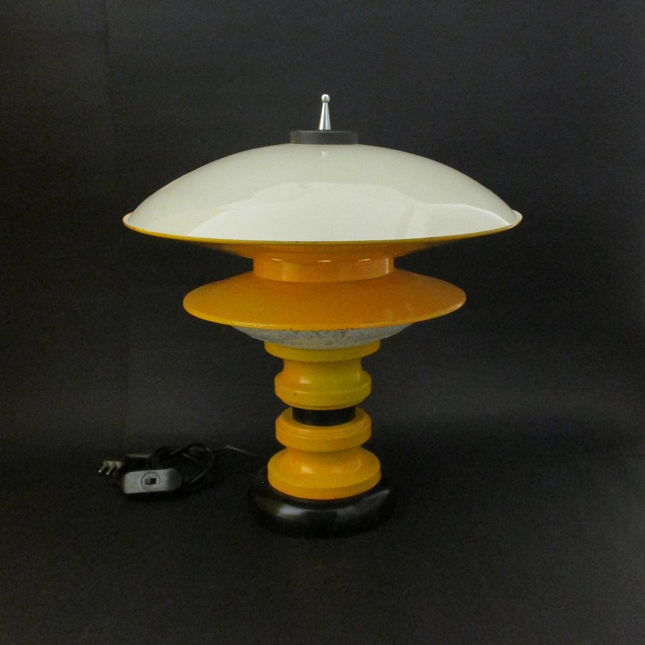 Lampada da tavolo Space Age in metallo e vetro opalino, anni '60 1